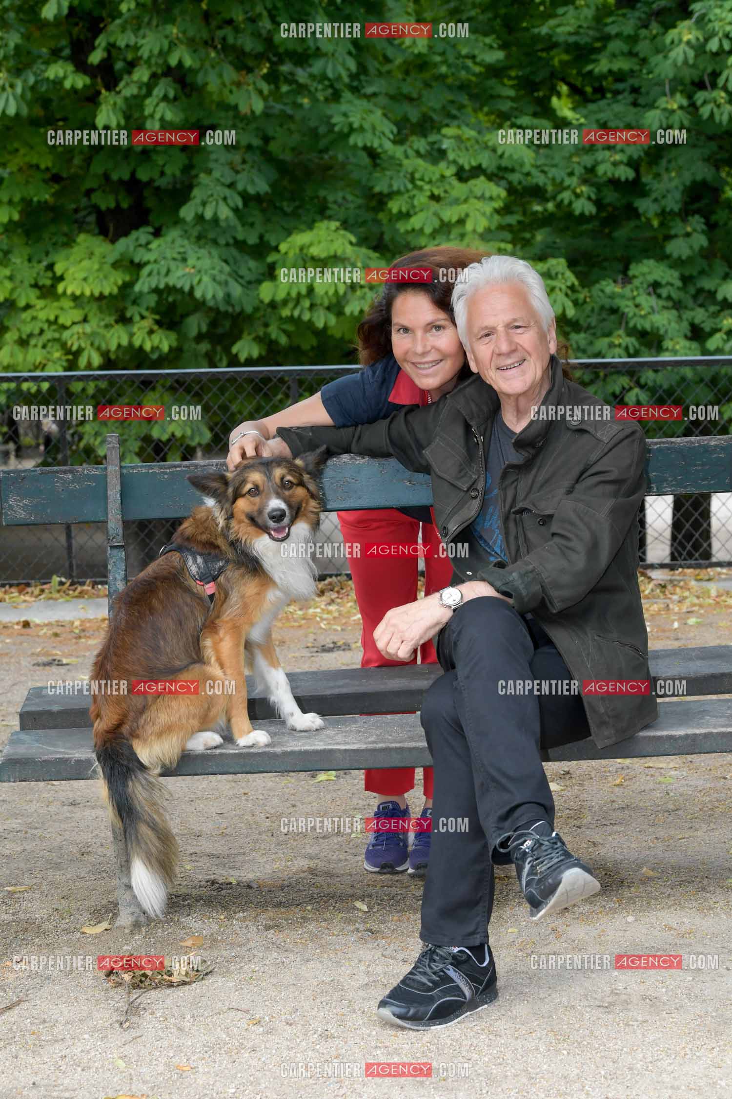 Le chanteur Gérard Lenorman et sa femme Marie présentent leur nouveau chien Tilou au jardin des Tuileries à Paris. ( Exclusif )