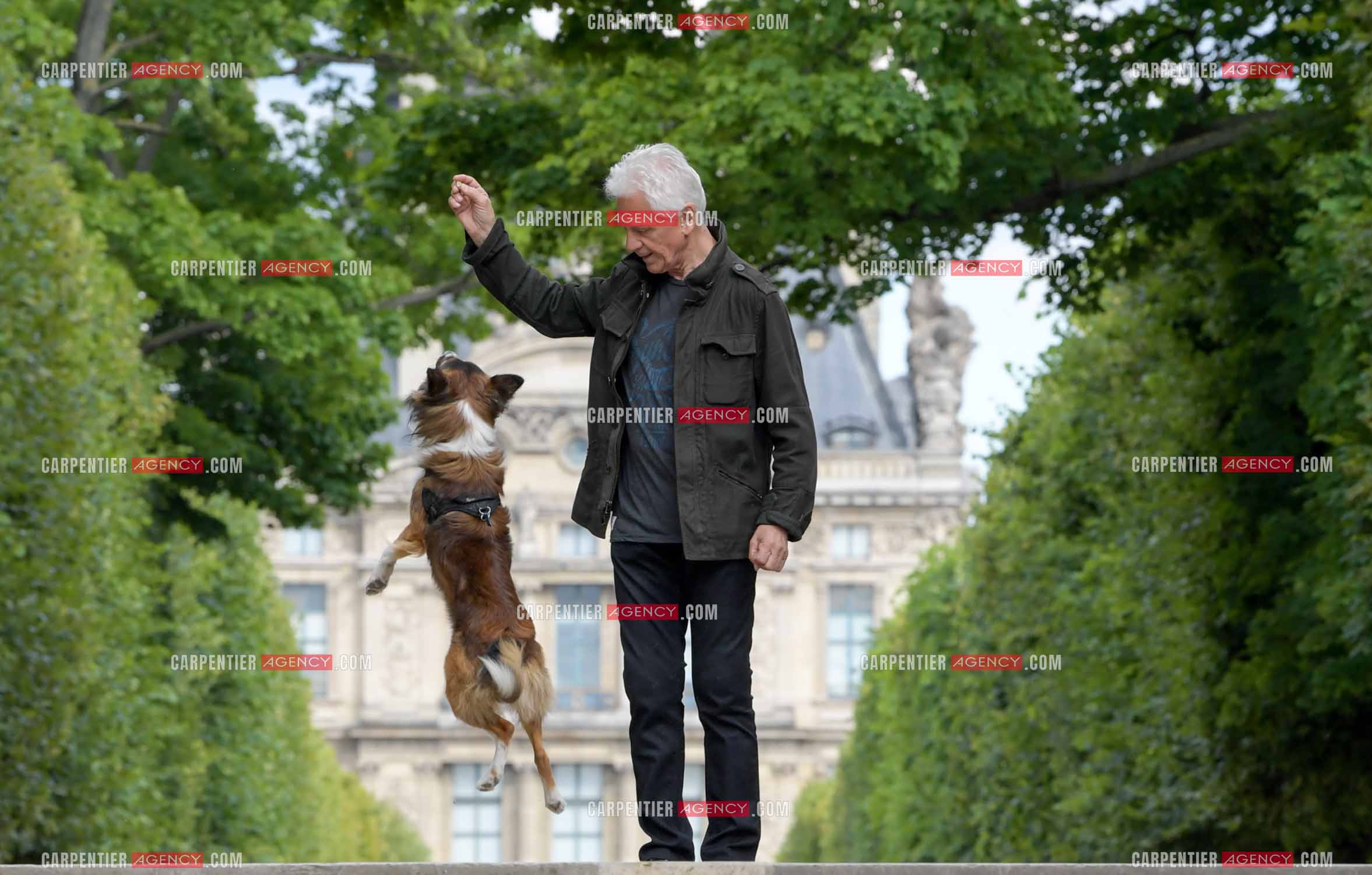 Le chanteur Gerard Lenorman et son nouveau chien Tilou un berger croisé venant de la SPA de l'iles de la Réunion, et adopté en France a l'association
Toutous du Monde.   ( Exclusif )