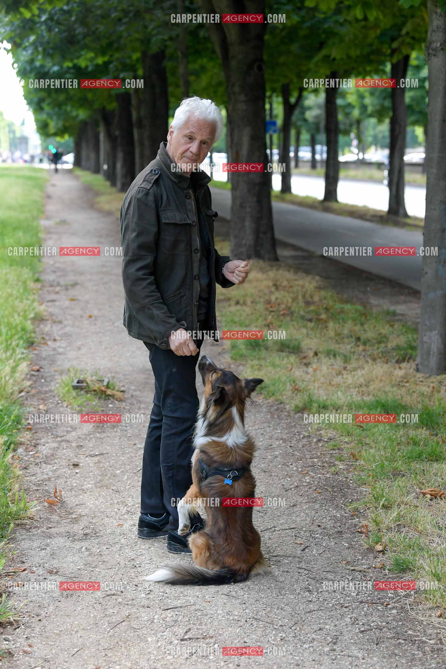 Le chanteur Gérard Lenorman présente son nouveau chien Tilou un berger croisé au jardin des Tuileries à Paris. ( Exclusif )