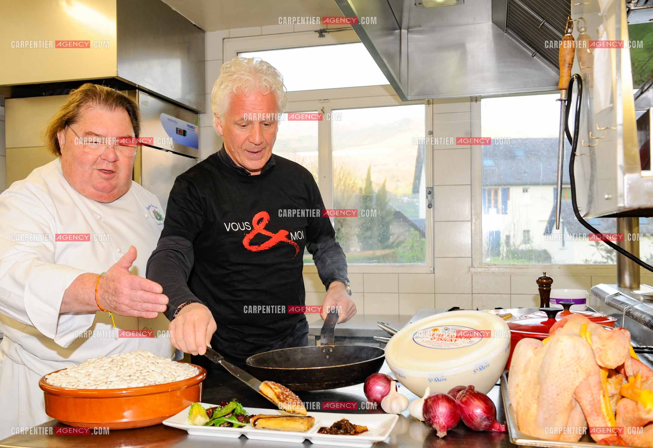 Le chanteur Gérard Lenorman dans la cuisine du chef Jean-Pierre Saint-Martin, chef du restaurant Le Viscos à Saint-Savin ( trois toques au Gault & Millau 2010 )    ( Exclusif )