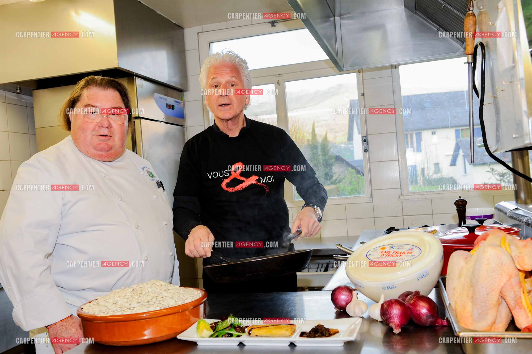 Le chanteur Gérard Lenorman dans la cuisine du chef Jean-Pierre Saint-Martin, chef du restaurant Le Viscos à Saint-Savin ( trois toques au Gault & Millau 2010 )    ( Exclusif )