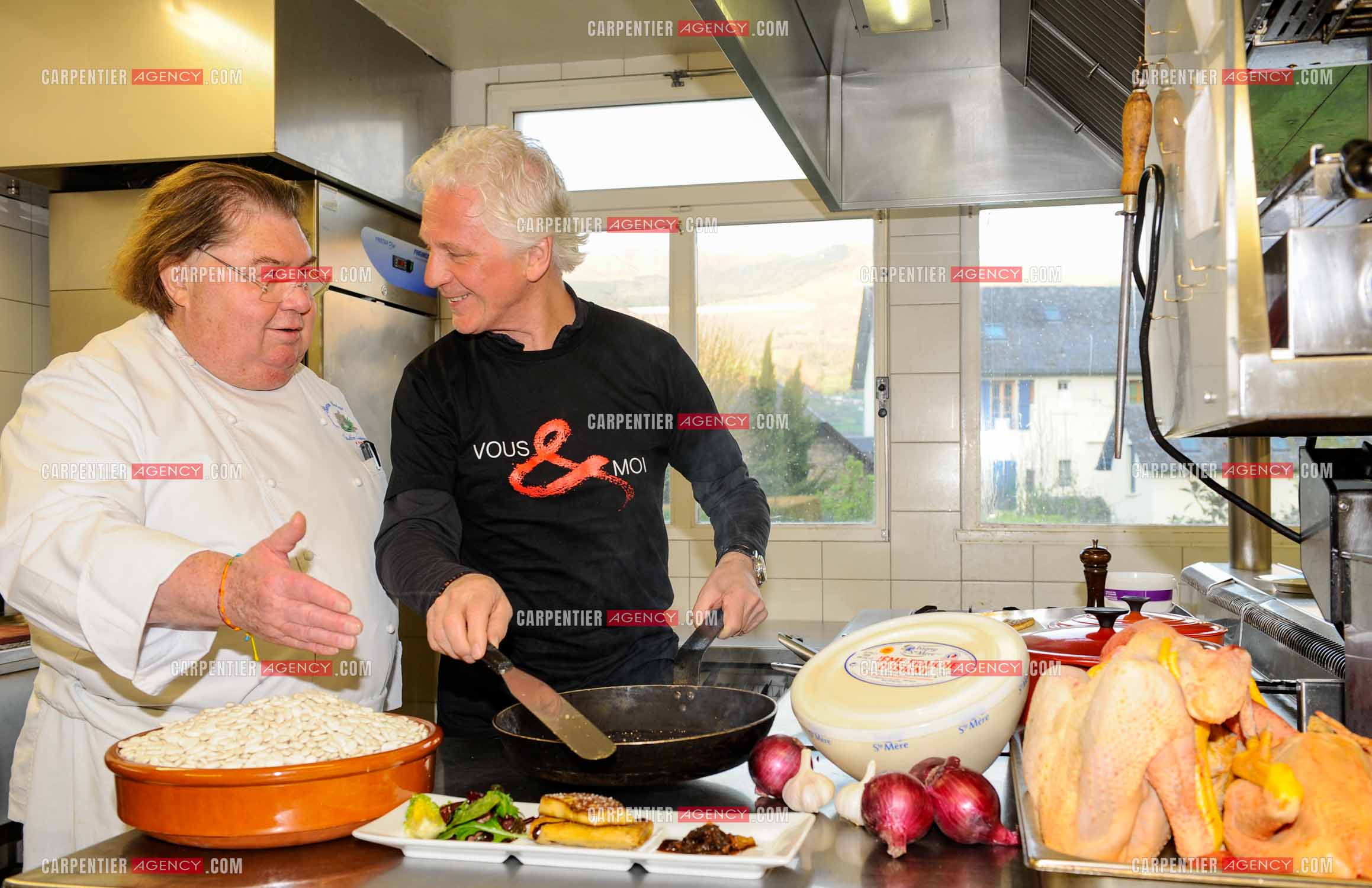 Le chanteur Gérard Lenorman dans la cuisine du chef Jean-Pierre Saint-Martin, chef du restaurant Le Viscos à Saint-Savin ( trois toques au Gault & Millau 2010 )    ( Exclusif )