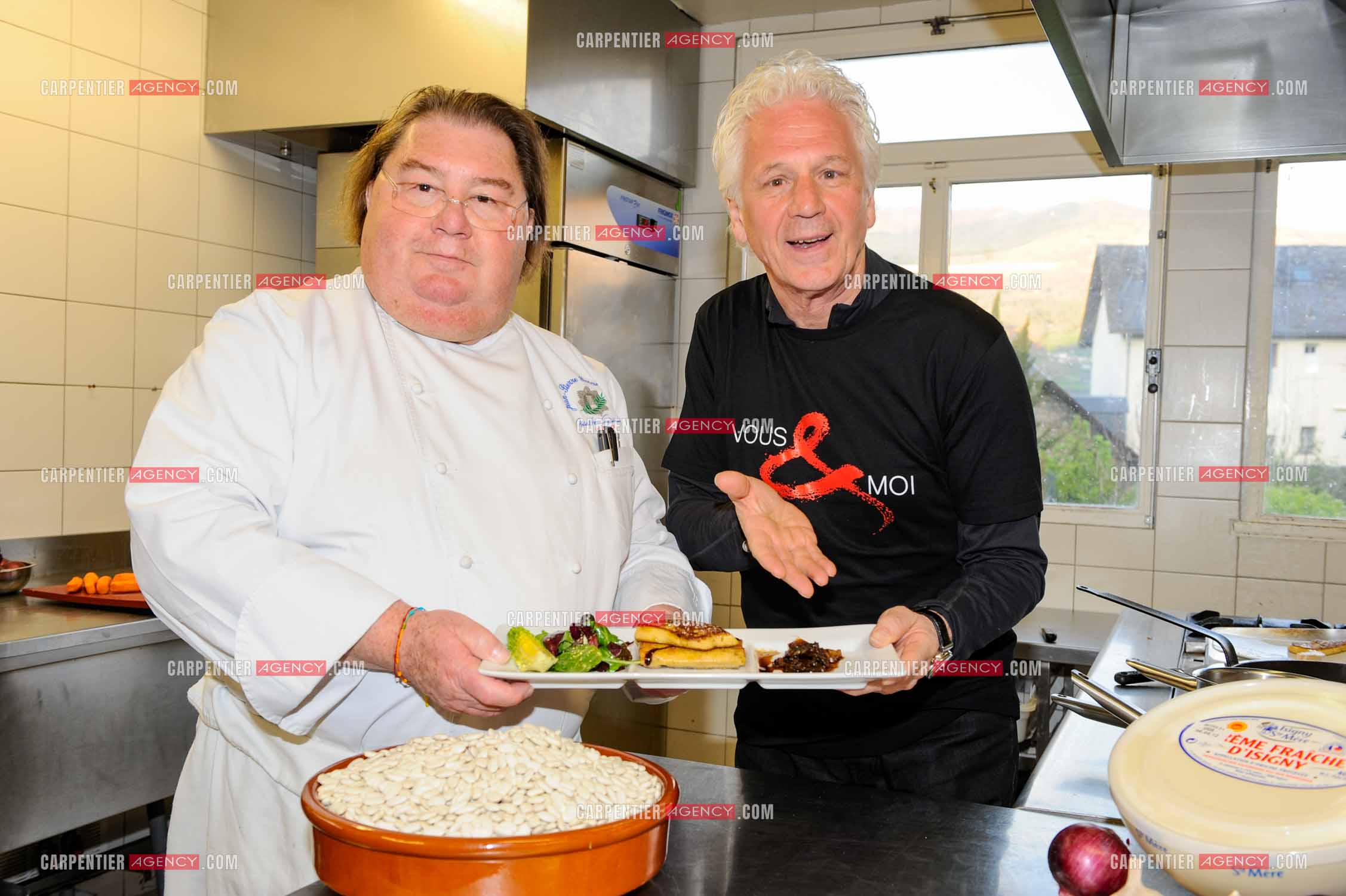 Le chanteur Gérard Lenorman dans la cuisine du chef Jean-Pierre Saint-Martin, chef du restaurant Le Viscos à Saint-Savin ( trois toques au Gault & Millau 2010 )    ( Exclusif )