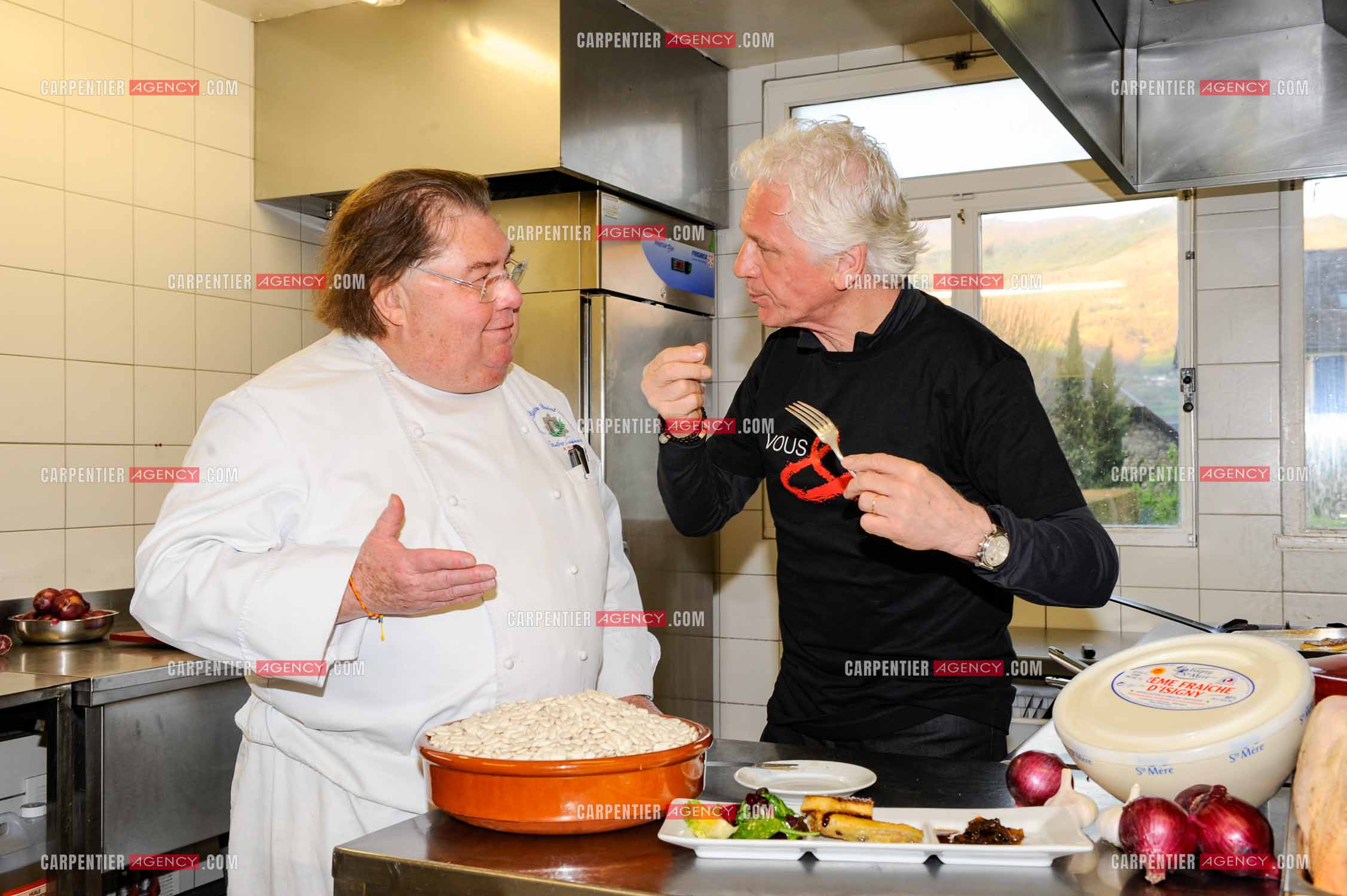 Le chanteur Gérard Lenorman dans la cuisine du chef Jean-Pierre Saint-Martin, chef du restaurant Le Viscos à Saint-Savin ( trois toques au Gault & Millau 2010 )    ( Exclusif )