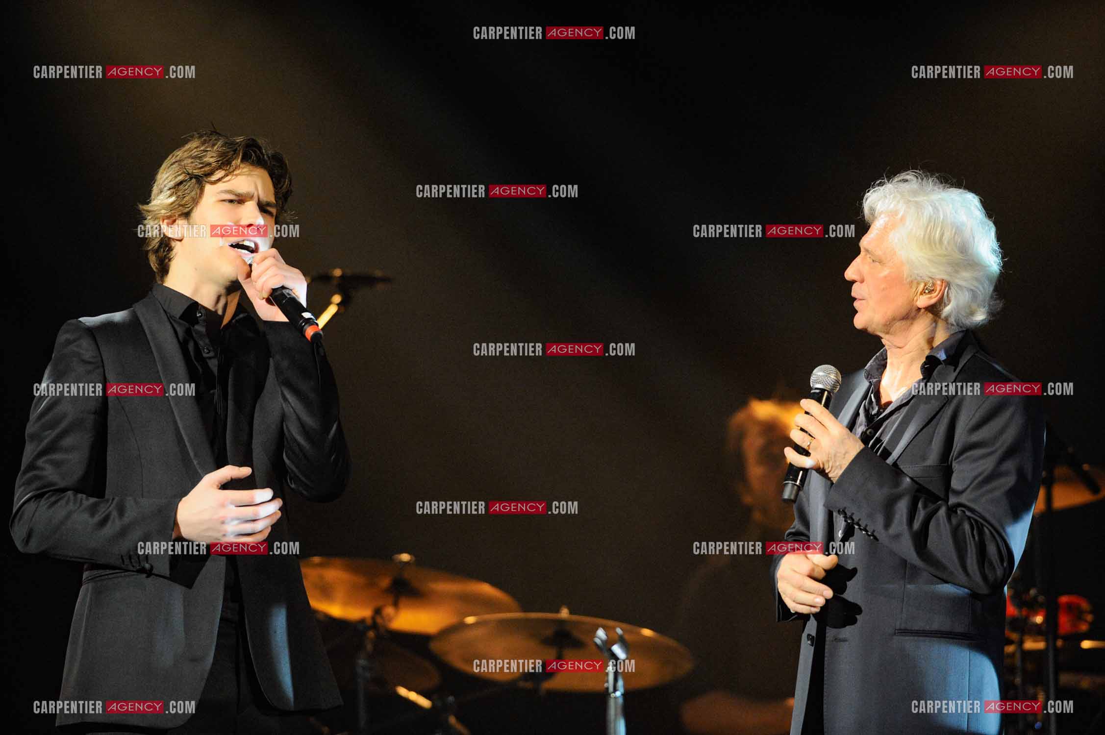 Le chanteur Gérard Lenorman en concert au Grand Rex à Paris. Gérard Lenorman lors d'un duo avec Amaury Vassili.  ( Exclusif )