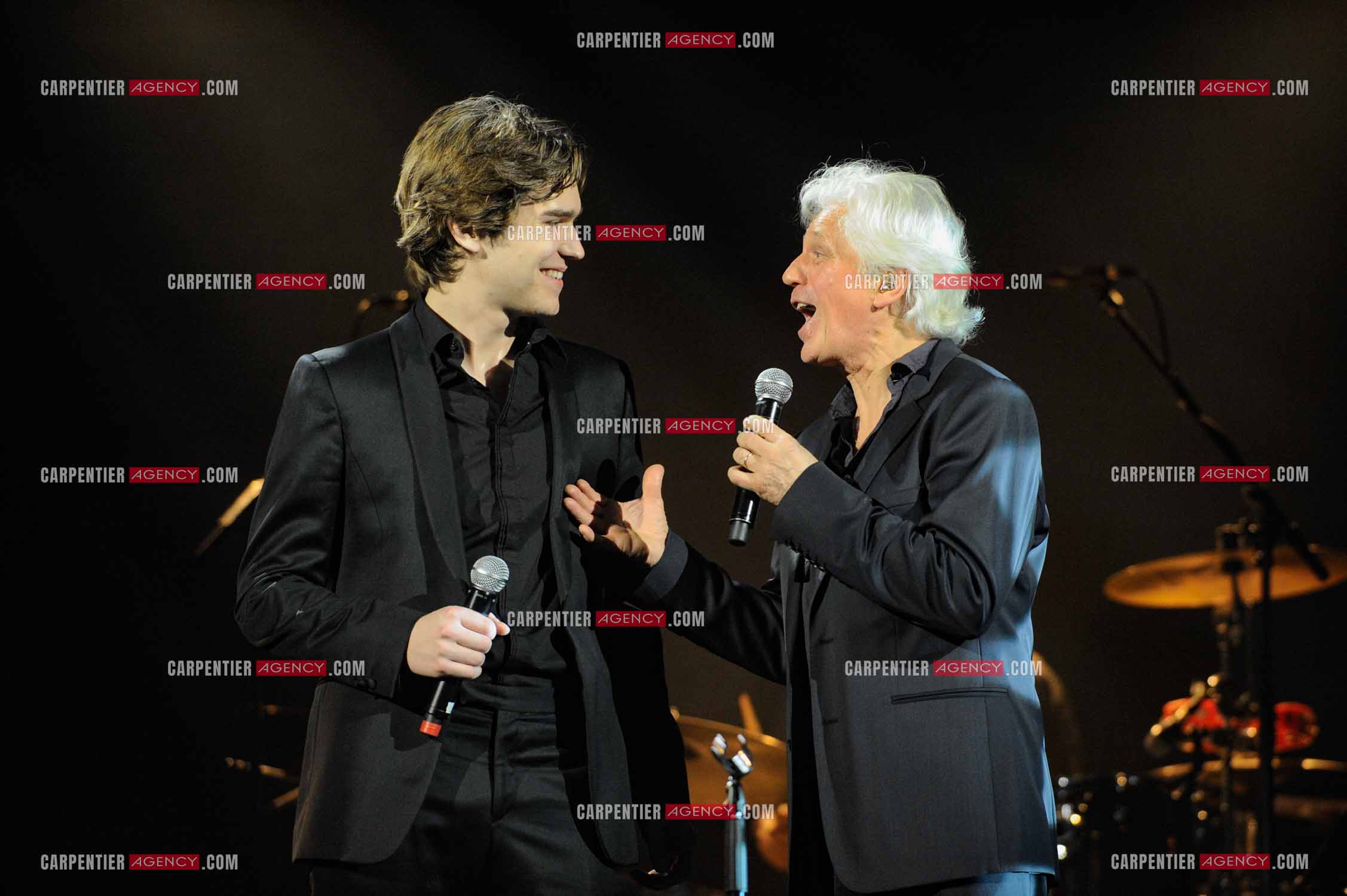 Le chanteur Gérard Lenorman en concert au Grand Rex à Paris. Gérard Lenorman lors d'un duo avec Amaury Vassili.  ( Exclusif )