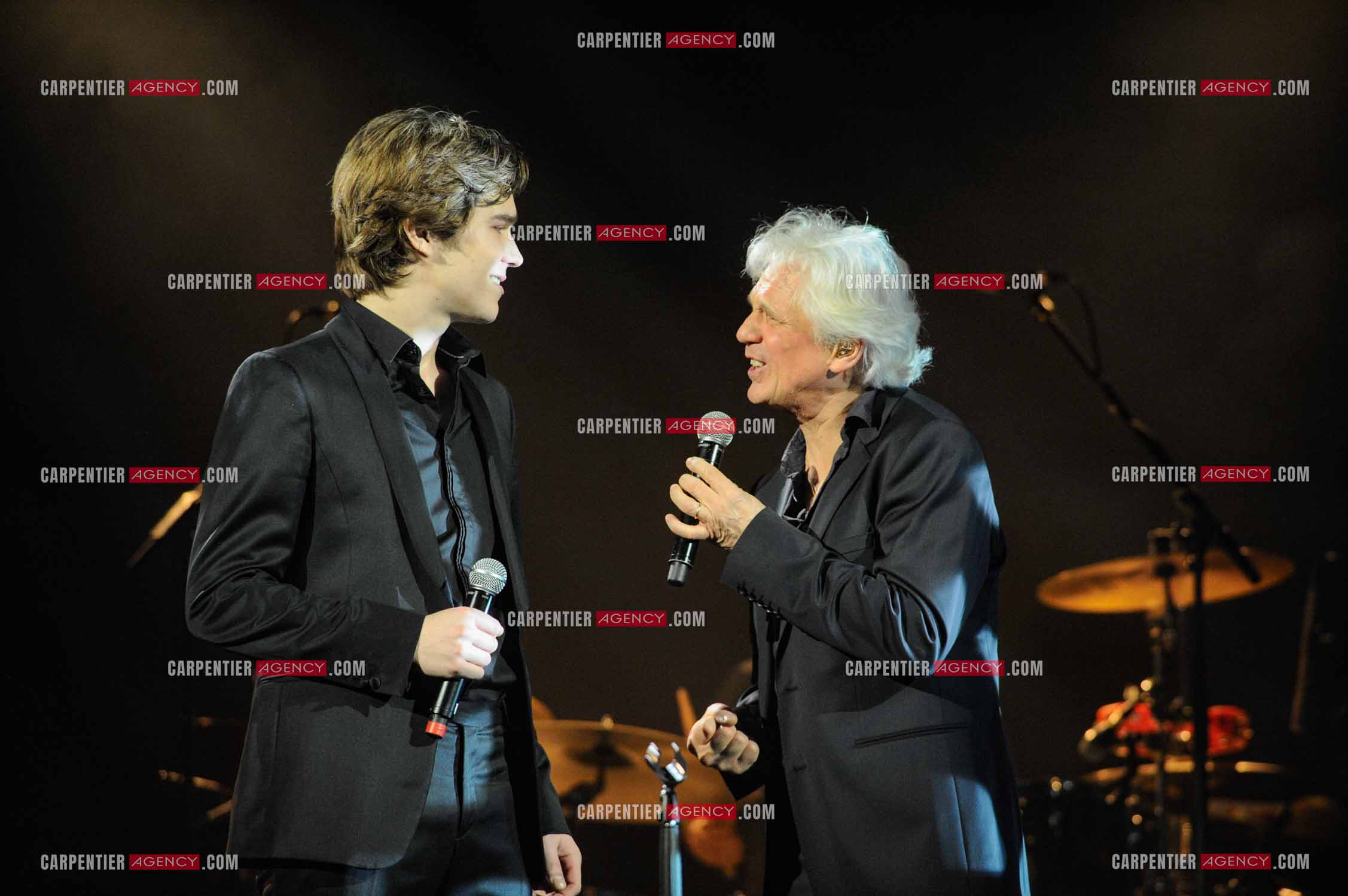 Le chanteur Gérard Lenorman en concert au Grand Rex à Paris. Gérard Lenorman lors d'un duo avec Amaury Vassili.  ( Exclusif )