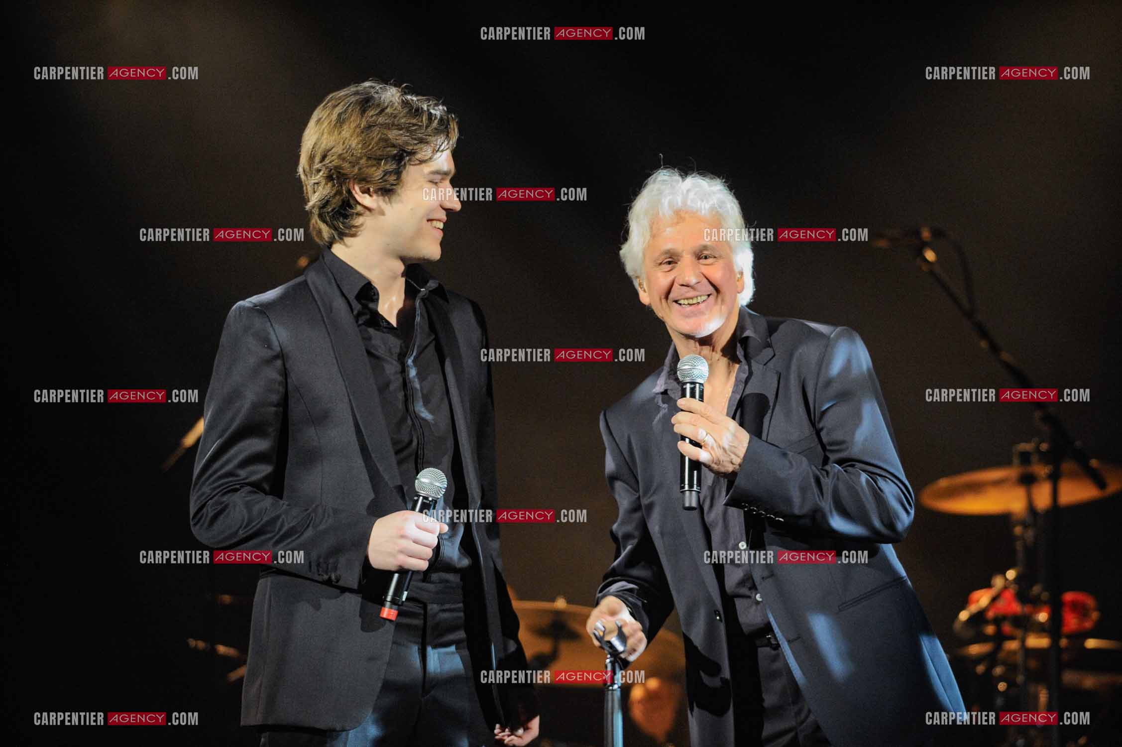 Le chanteur Gérard Lenorman en concert au Grand Rex à Paris. Gérard Lenorman lors d'un duo avec Amaury Vassili.  ( Exclusif )