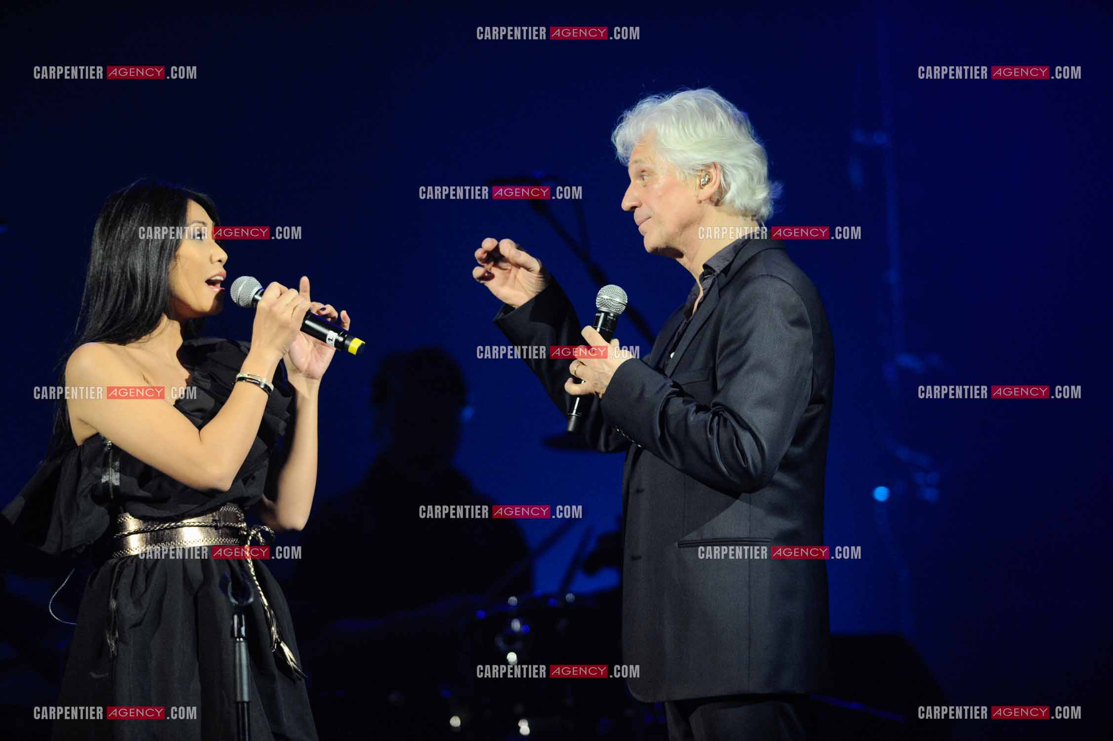 Le chanteur Gérard Lenorman en concert au Grand Rex à Paris. Gérard Lenorman lors d'un duo avec la chanteuse Anggun.  ( Exclusif )
