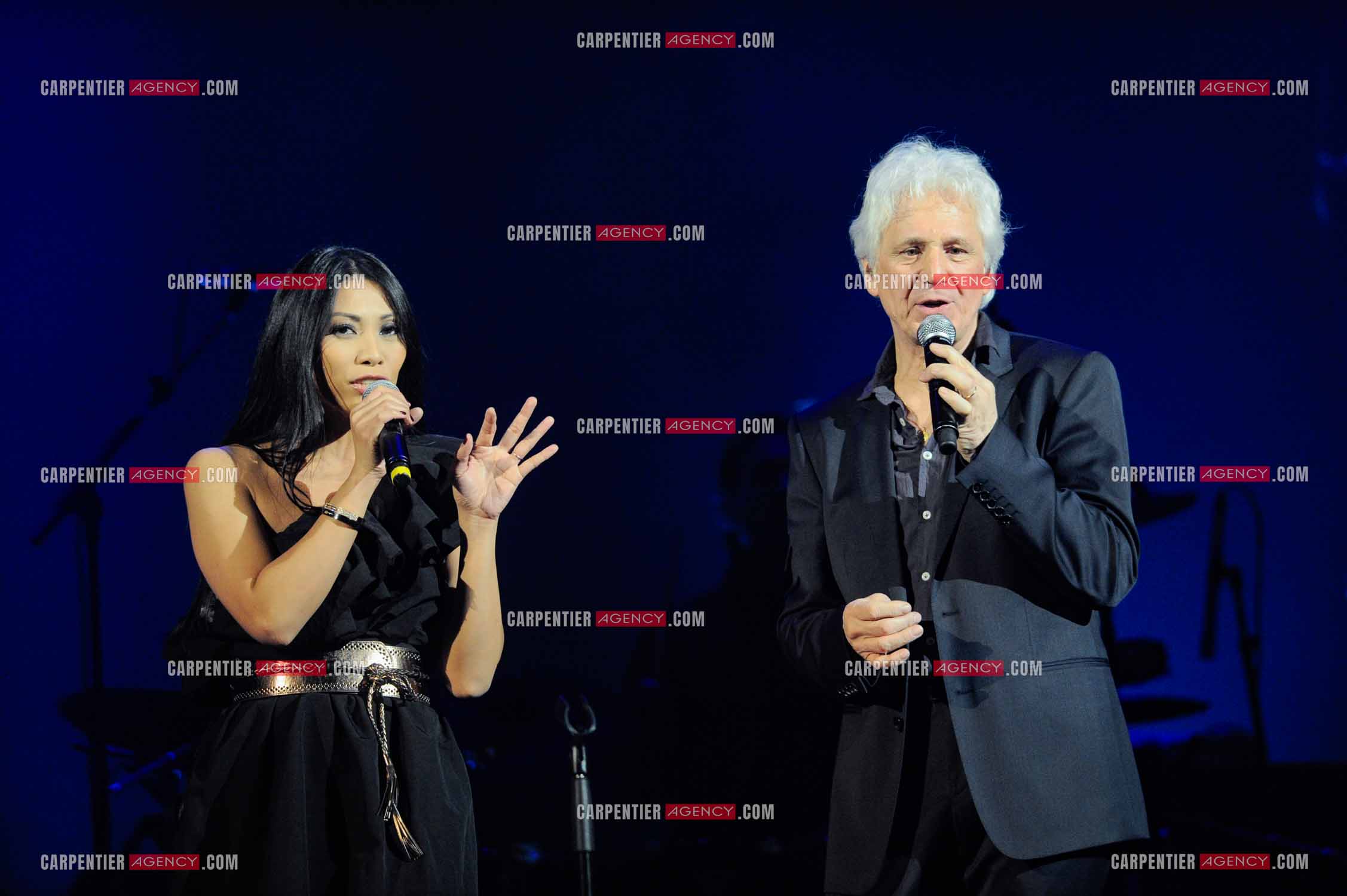 Le chanteur Gérard Lenorman en concert au Grand Rex à Paris. Gérard Lenorman lors d'un duo avec la chanteuse Anggun.  ( Exclusif )