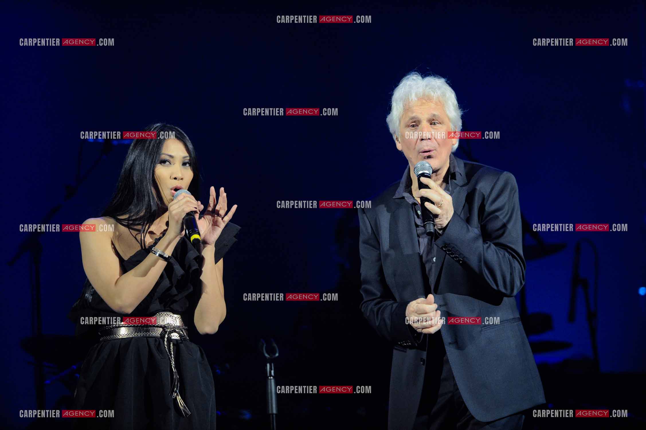 Le chanteur Gérard Lenorman en concert au Grand Rex à Paris. Gérard Lenorman lors d'un duo avec la chanteuse Anggun.  ( Exclusif )