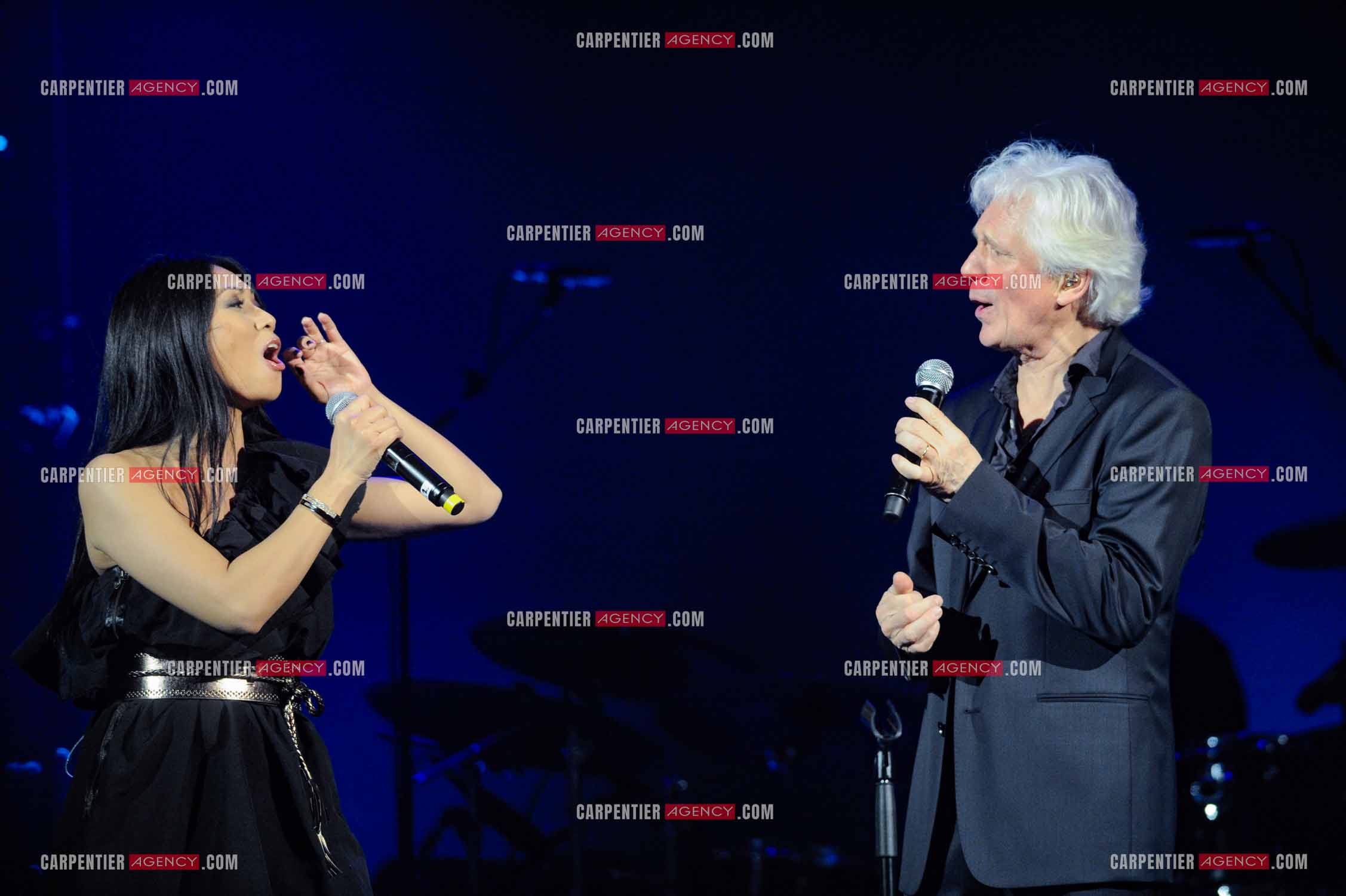 Le chanteur Gérard Lenorman en concert au Grand Rex à Paris. Gérard Lenorman lors d'un duo avec la chanteuse Anggun.  ( Exclusif )