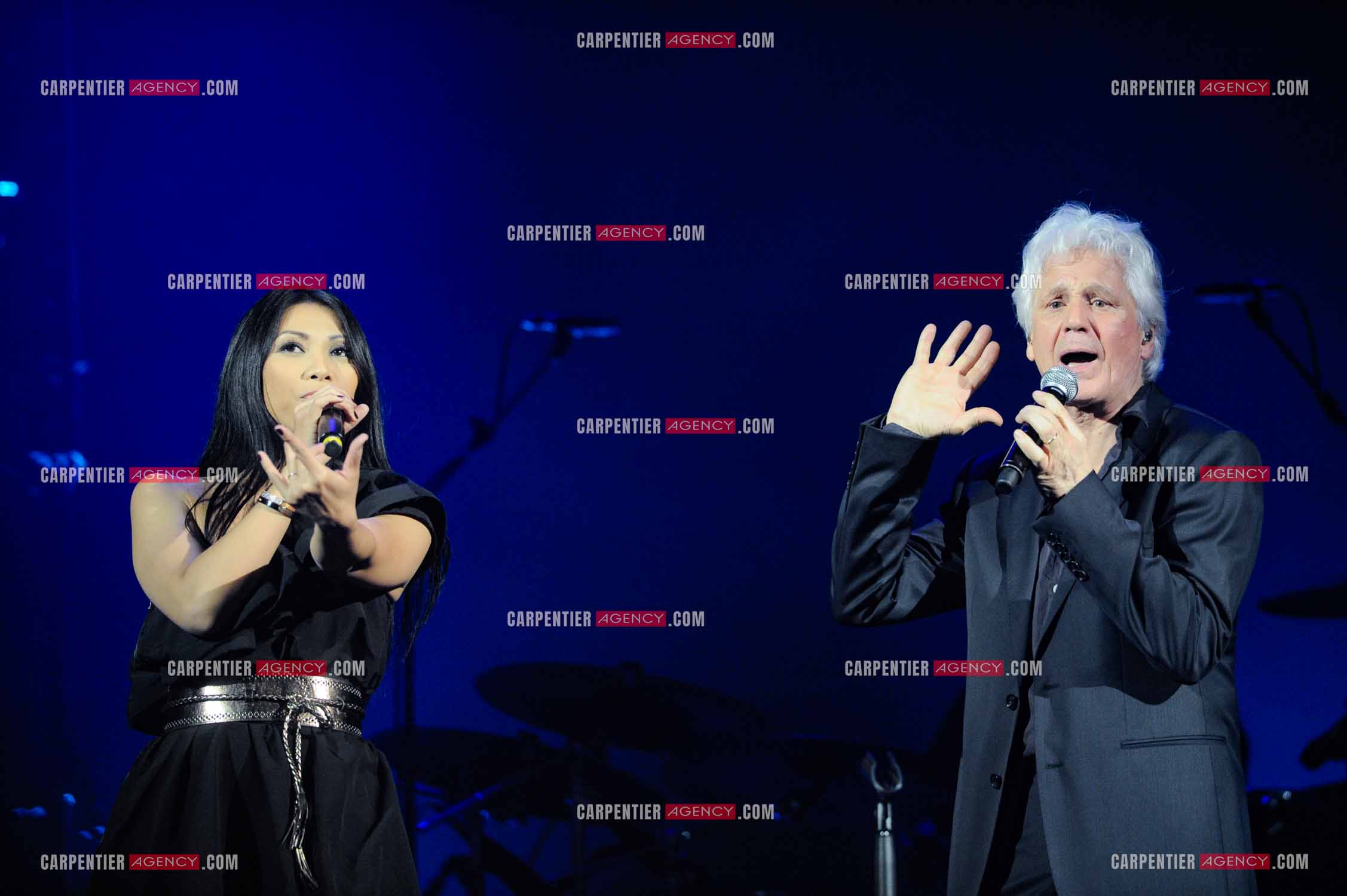 Le chanteur Gérard Lenorman en concert au Grand Rex à Paris. Gérard Lenorman lors d'un duo avec la chanteuse Anggun.  ( Exclusif )