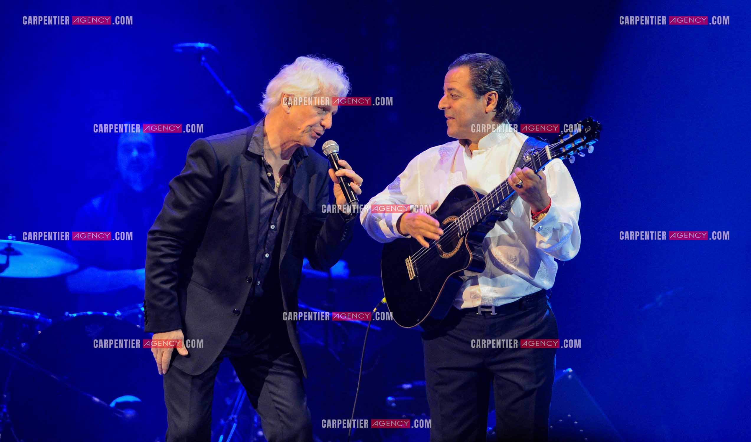 Le chanteur Gérard Lenorman en concert au Grand Rex à Paris. Gérard Lenorman lors d'un duo avec Chico Bouchikhi et les Gypsies.