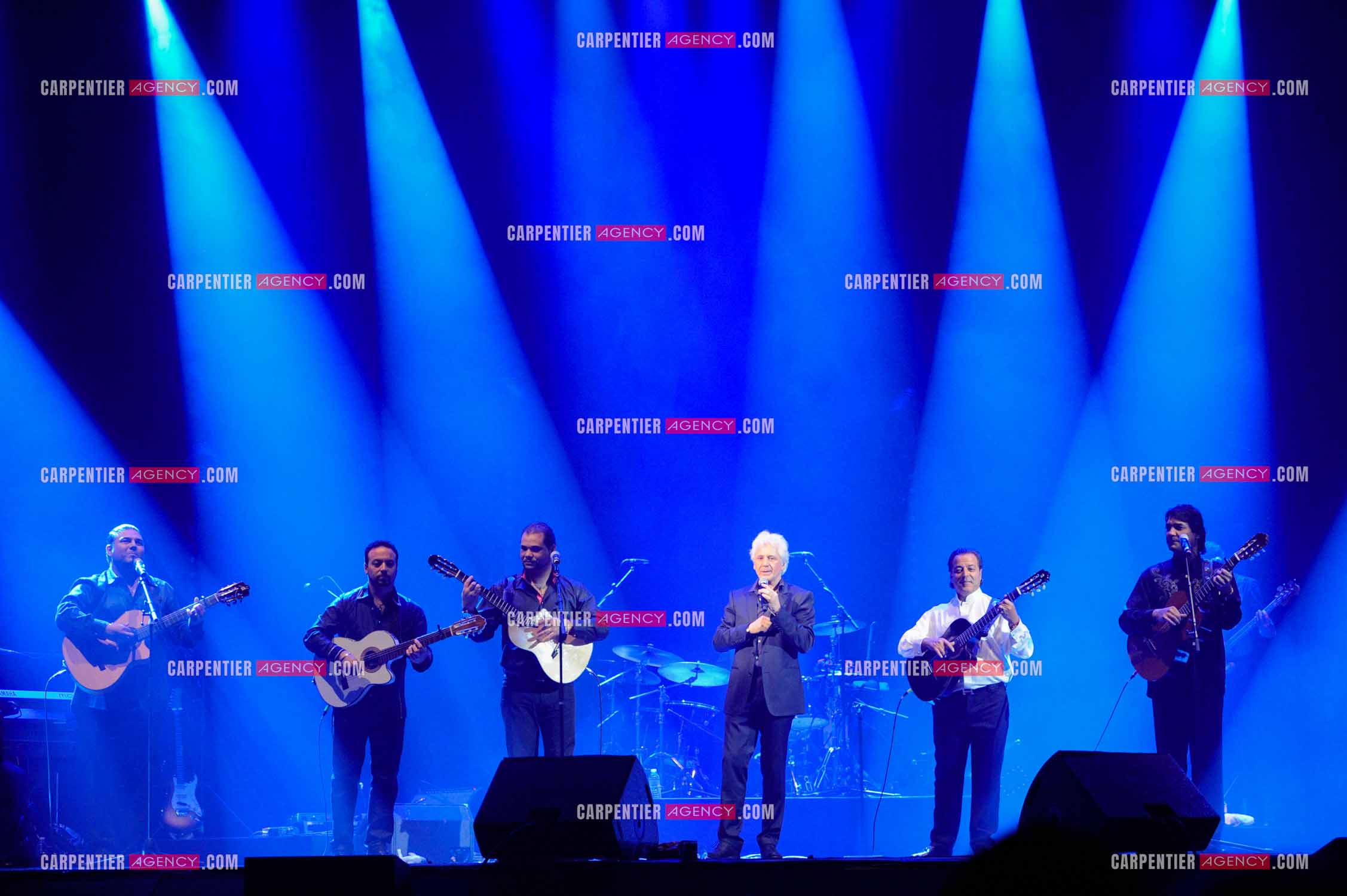 Le chanteur Gérard Lenorman en concert au Grand Rex à Paris. Gérard Lenorman lors d'un duo avec Chico Bouchikhi et les Gypsies.