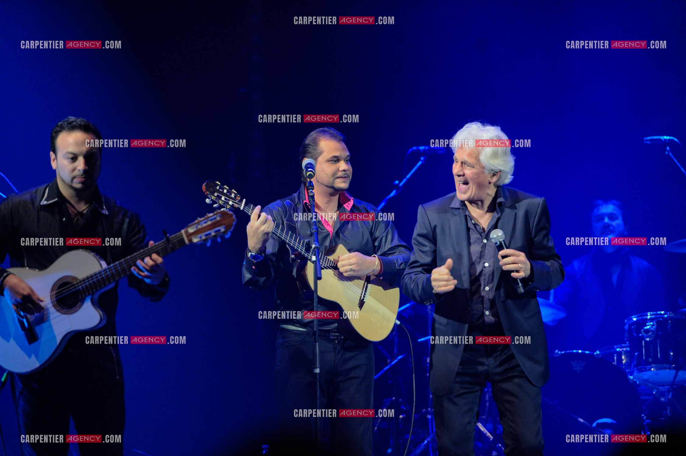 Le chanteur Gérard Lenorman en concert au Grand Rex à Paris. Gérard Lenorman lors d'un duo avec Chico Bouchikhi et les Gypsies.