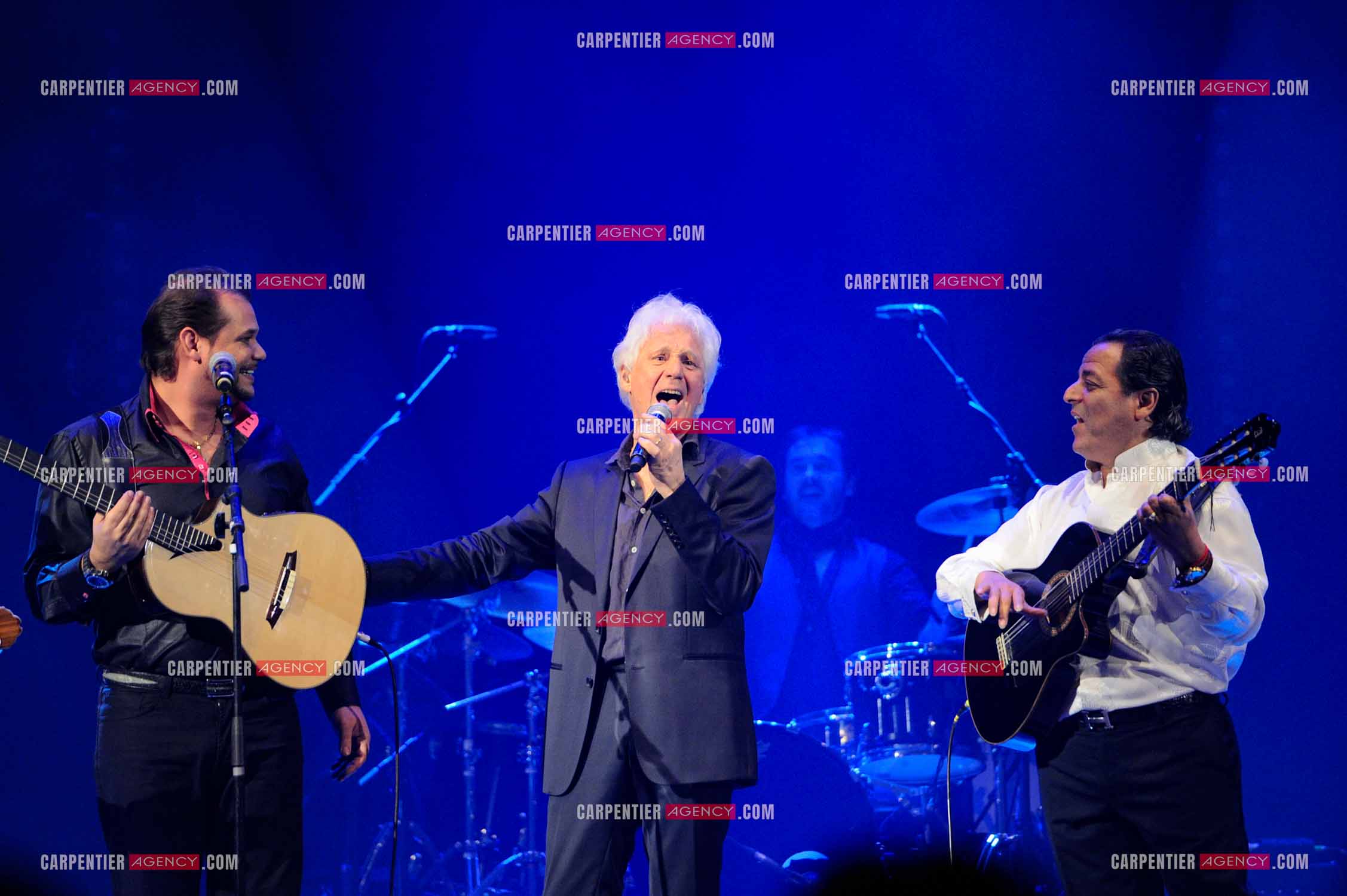 Le chanteur Gérard Lenorman en concert au Grand Rex à Paris. Gérard Lenorman lors d'un duo avec Chico Bouchikhi et les Gypsies.