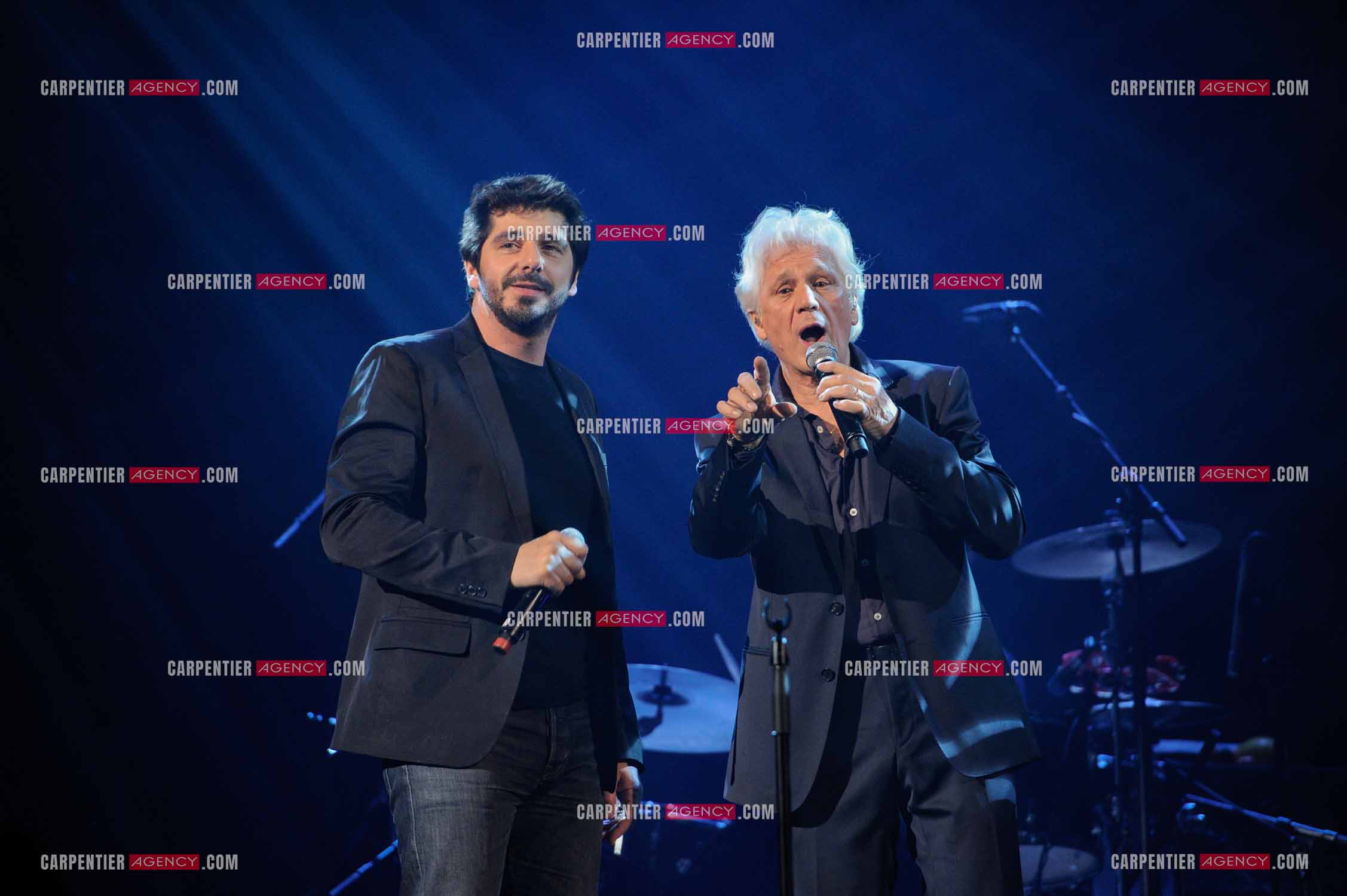 Le chanteur Gérard Lenorman en concert au Grand Rex à Paris. Gérard Lenorman lors d'un duo avec Patrick Fiori.  ( Exclusif )