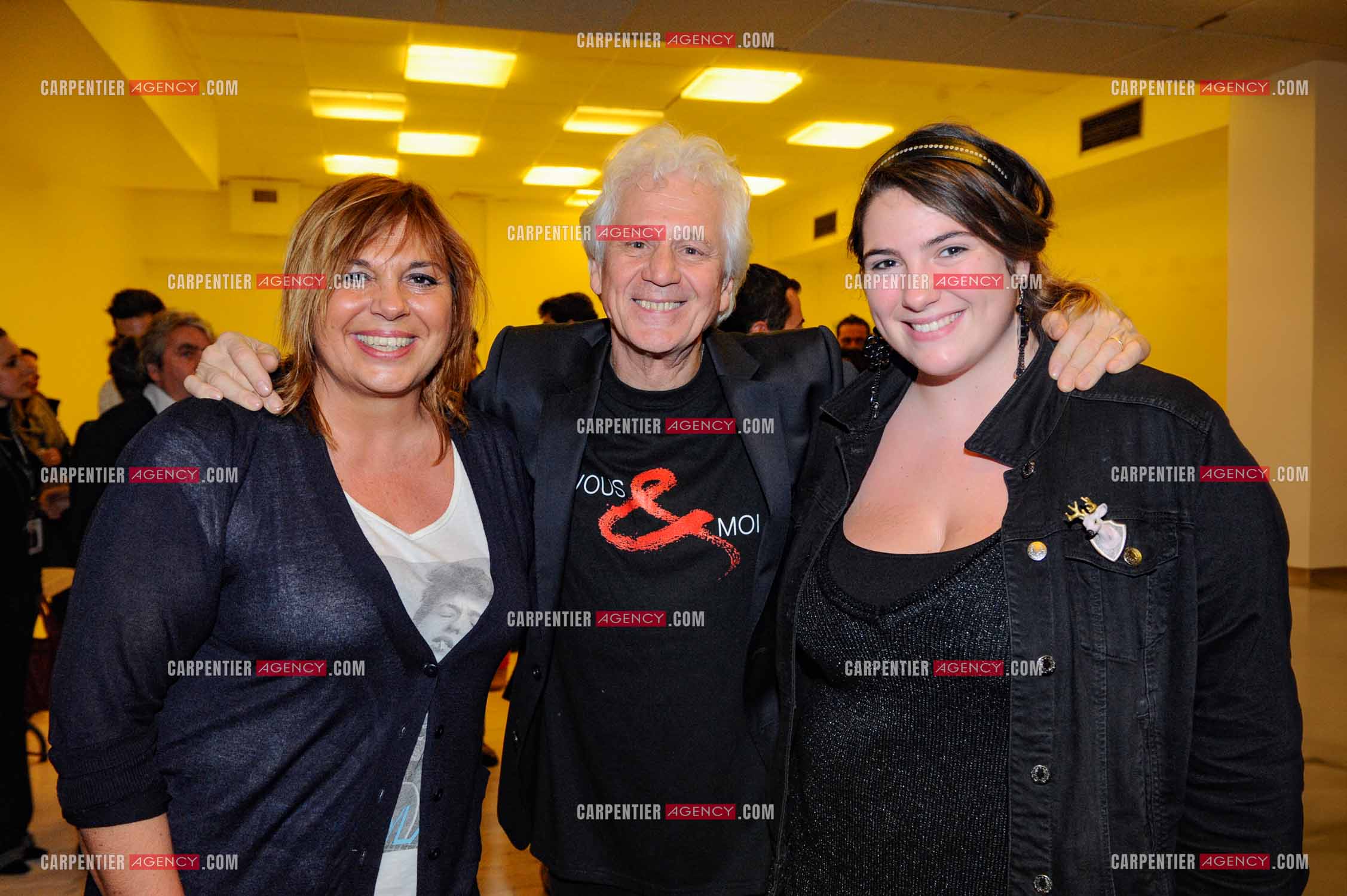 Le chanteur Gérard Lenorman en concert au Grand Rex à Paris. Dans les loges, Gérard Lenorman entouré de Michèle Bernier et sa fille Charlotte Gaccio.  ( Exclusif )