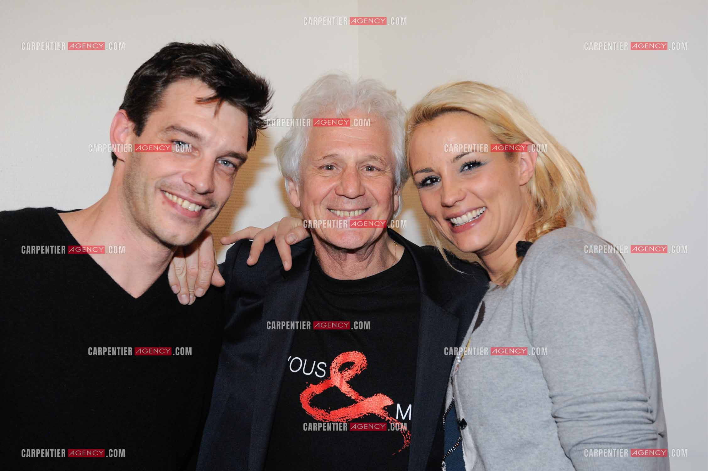 Le chanteur Gérard Lenorman en concert au Grand Rex à Paris. Dans les loges, Gérard Lenorman entouré de Elodie Gossuin et son mari Bertrand Lacherie.  ( Exclusif )