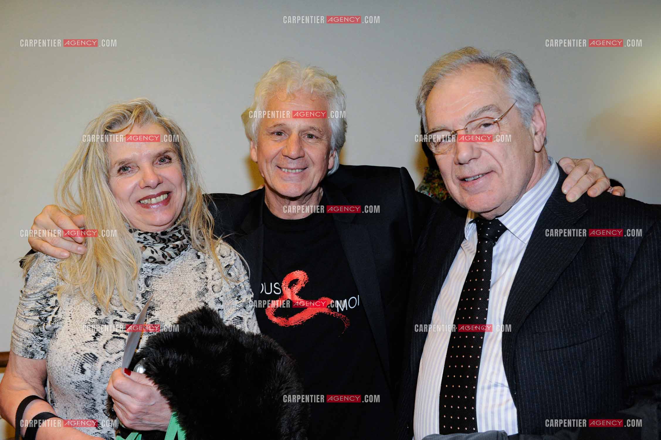 Le chanteur Gérard Lenorman en concert au Grand Rex à Paris. Dans les loges, Gérard Lenorman entouré de Michel Chevalet et sa femme Josiane.  ( Exclusif )