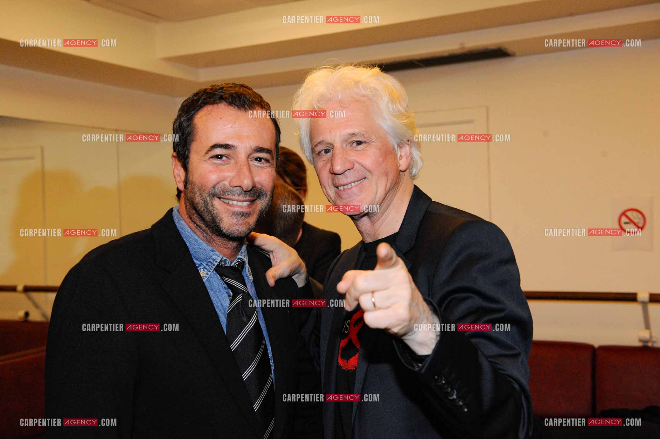 Le chanteur Gérard Lenorman en concert au Grand Rex à Paris. Dans les loges, Gérard Lenorman et l'animateur Bernard Montiel.  ( Exclusif )