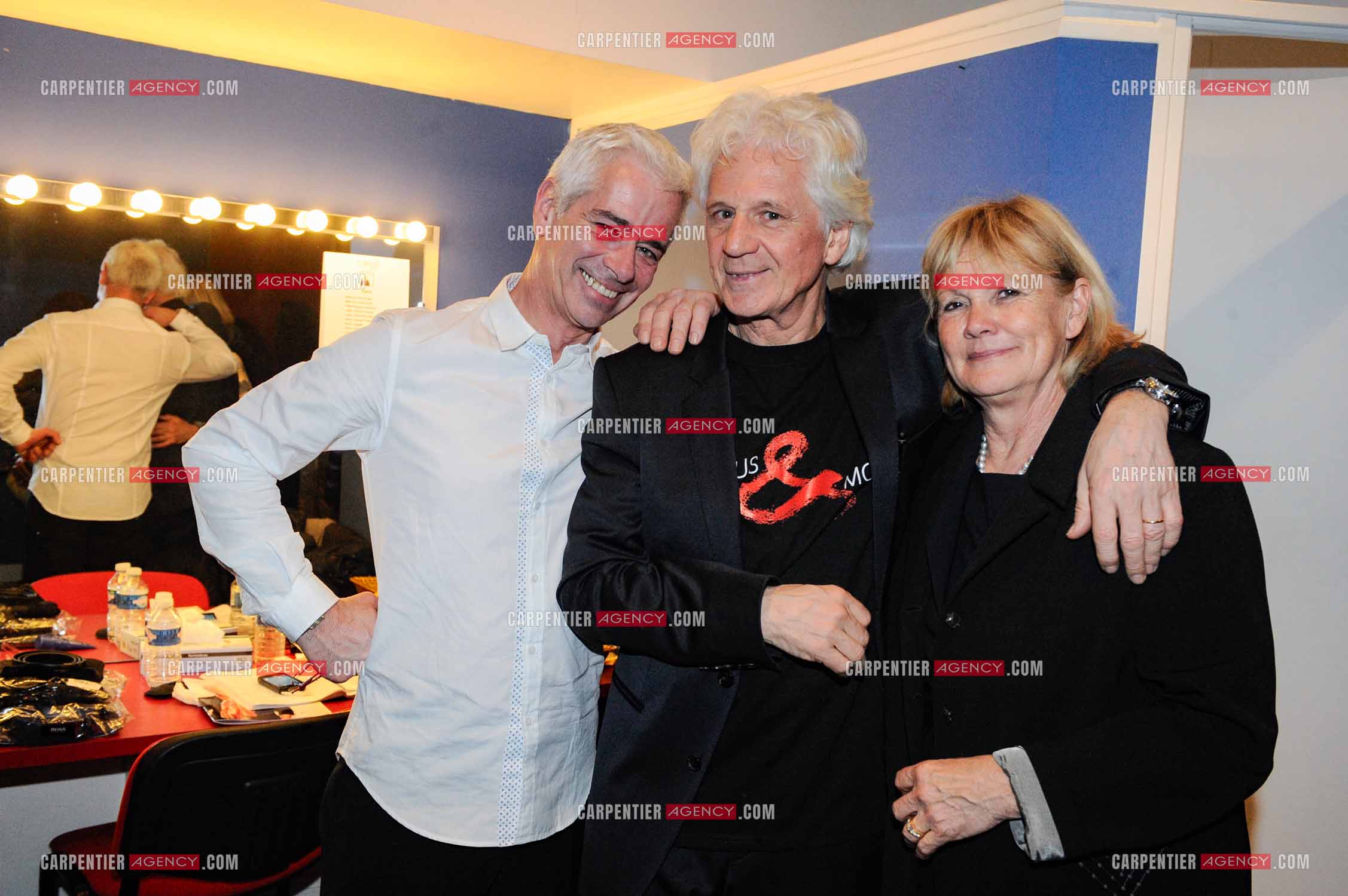 Le chanteur Gérard Lenorman en concert au Grand Rex à Paris. Dans les loges, Gérard lenorman avec son frère Eric Aumard et sa femme.  ( Exclusif )