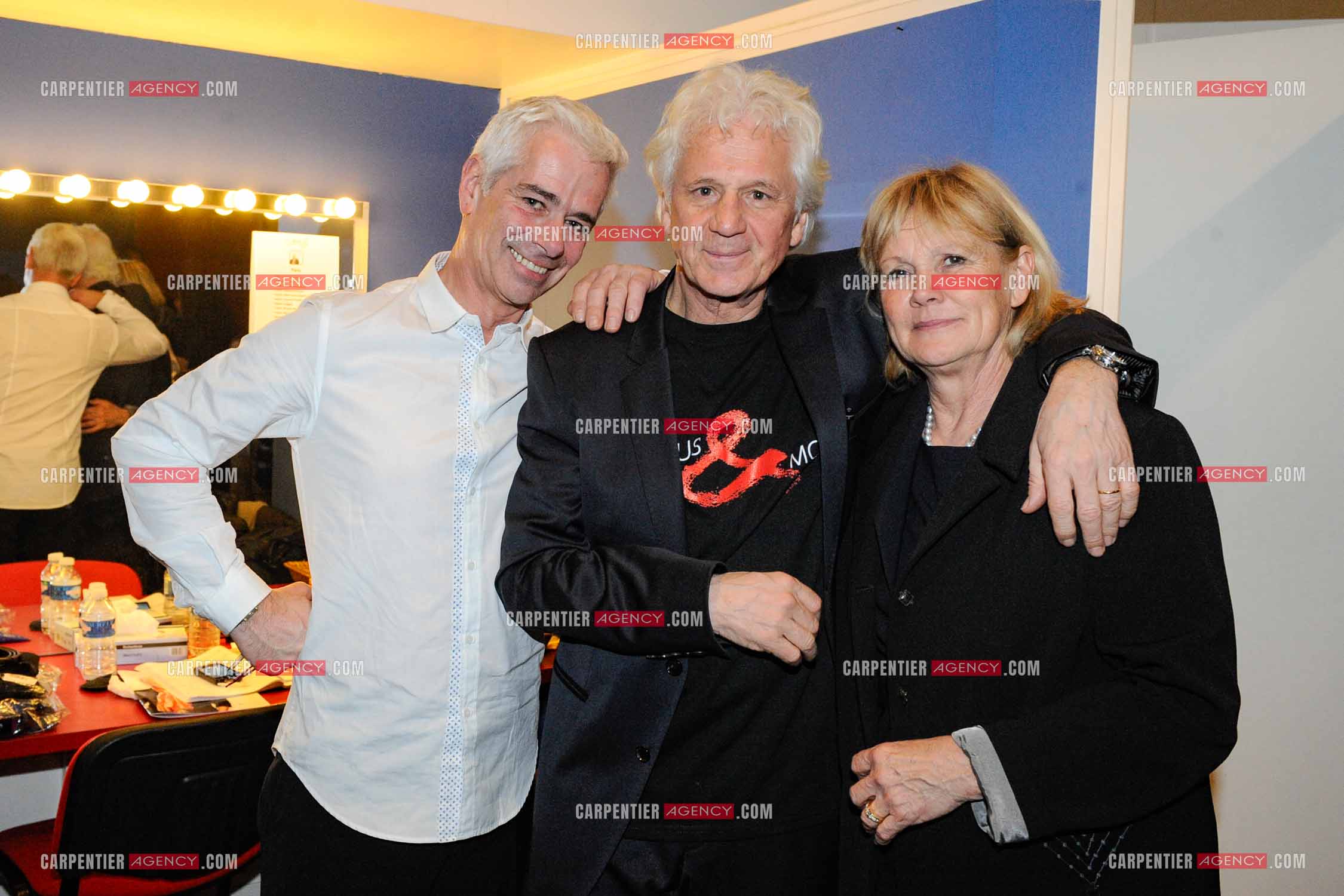 Le chanteur Gérard Lenorman en concert au Grand Rex à Paris. Dans les loges, Gérard lenorman avec son frère Eric Aumard et sa femme.  ( Exclusif )