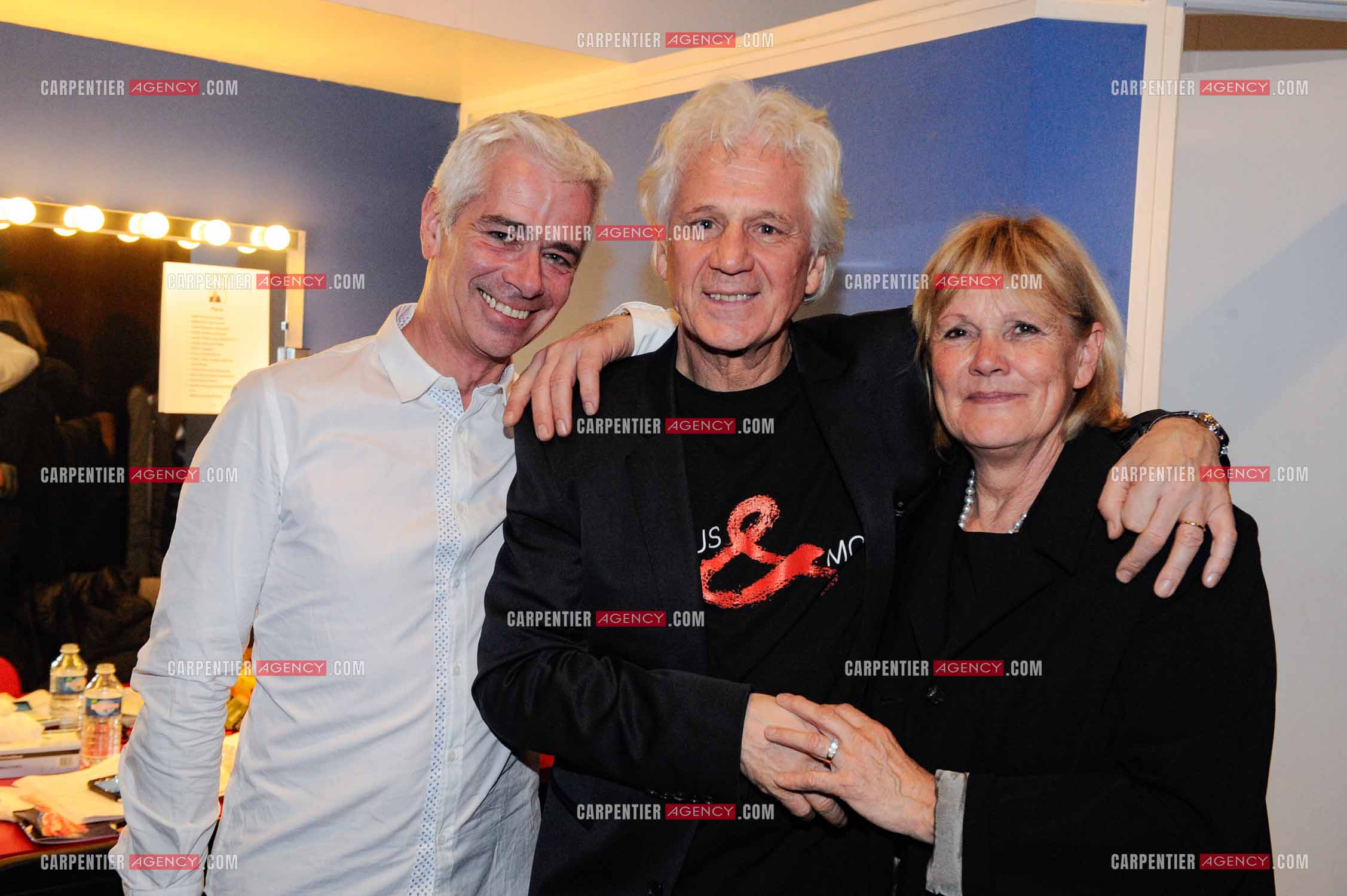 Le chanteur Gérard Lenorman en concert au Grand Rex à Paris. Dans les loges, Gérard lenorman avec son frère Eric Aumard et sa femme.  ( Exclusif )