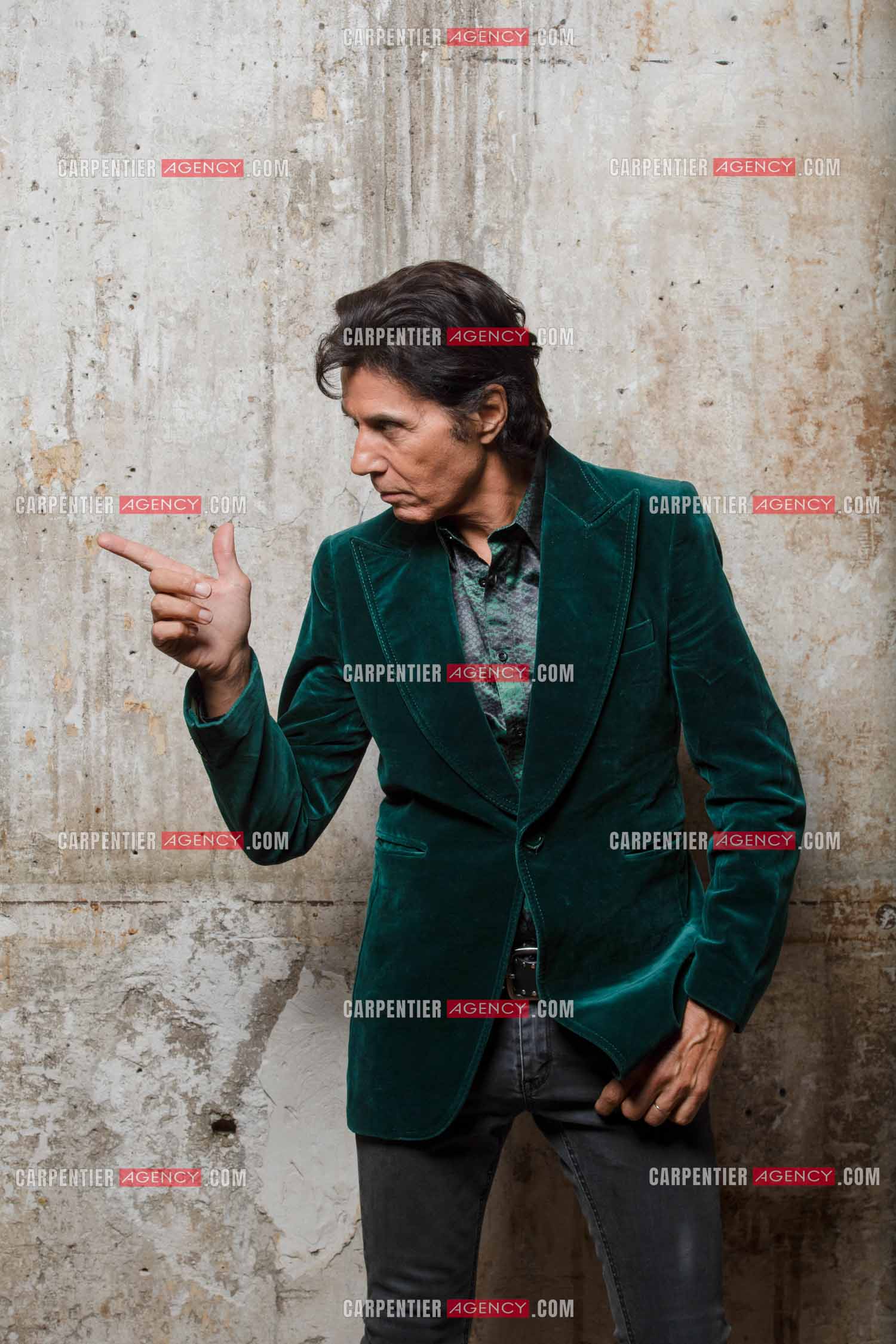 Le chanteur Jean-Luc Lahaye viens enfin d'obtenir de la part du juge l'autorisation de pouvoir se produire sur scène devant ses fans. Cela faisait presque trois années que Jean-Luc Lahaye avait été mis en examen pour viol et agression sexuelle de deux mineures, et avait été interdit par la juge d'instruction chargée des investigations de se produire en public.  ( Exclusif )