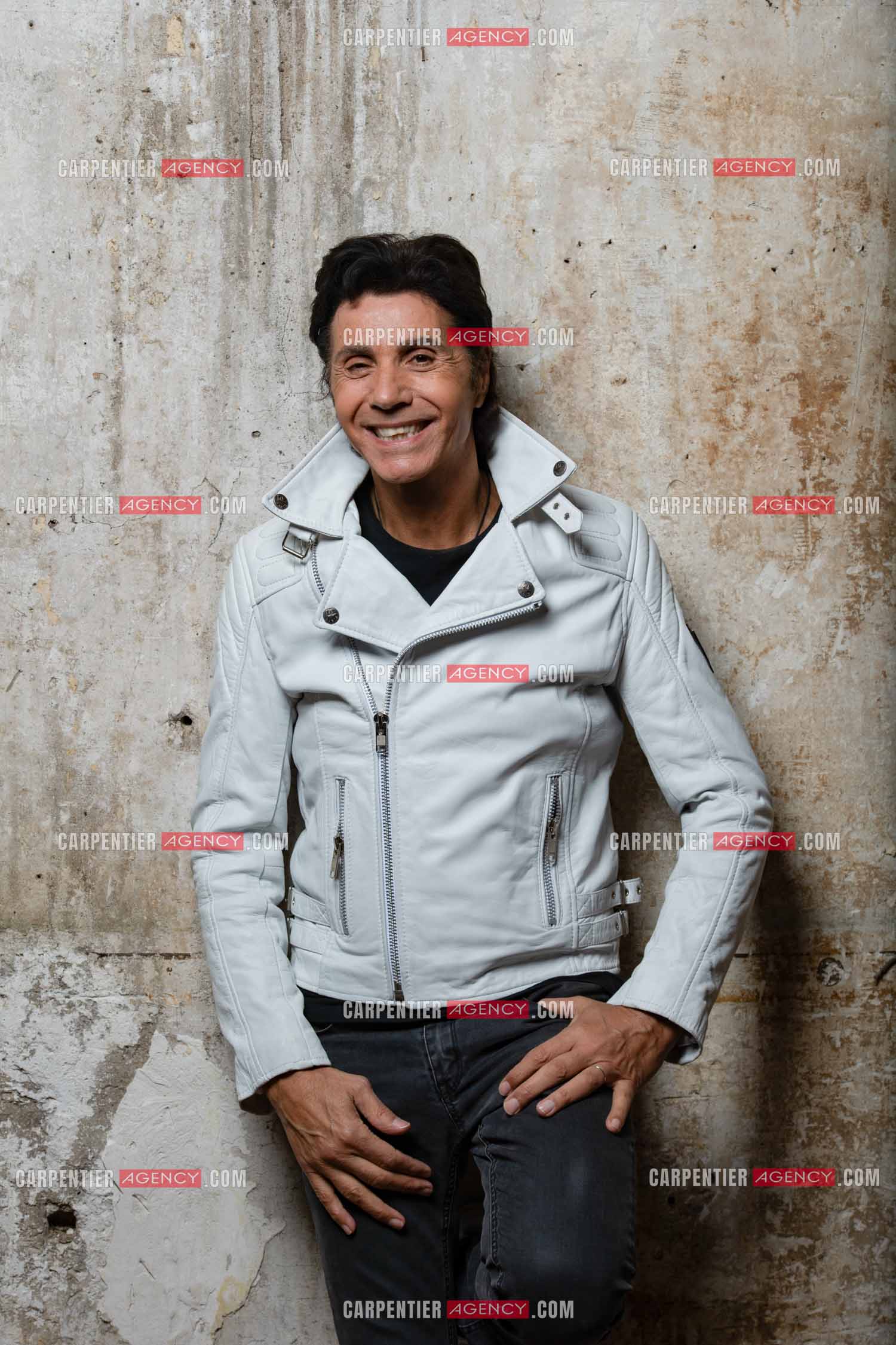 Le chanteur Jean-Luc Lahaye viens enfin d'obtenir de la part du juge l'autorisation de pouvoir se produire sur scène devant ses fans. Cela faisait presque trois années que Jean-Luc Lahaye avait été mis en examen pour viol et agression sexuelle de deux mineures, et avait été interdit par la juge d'instruction chargée des investigations de se produire en public.  ( Exclusif )