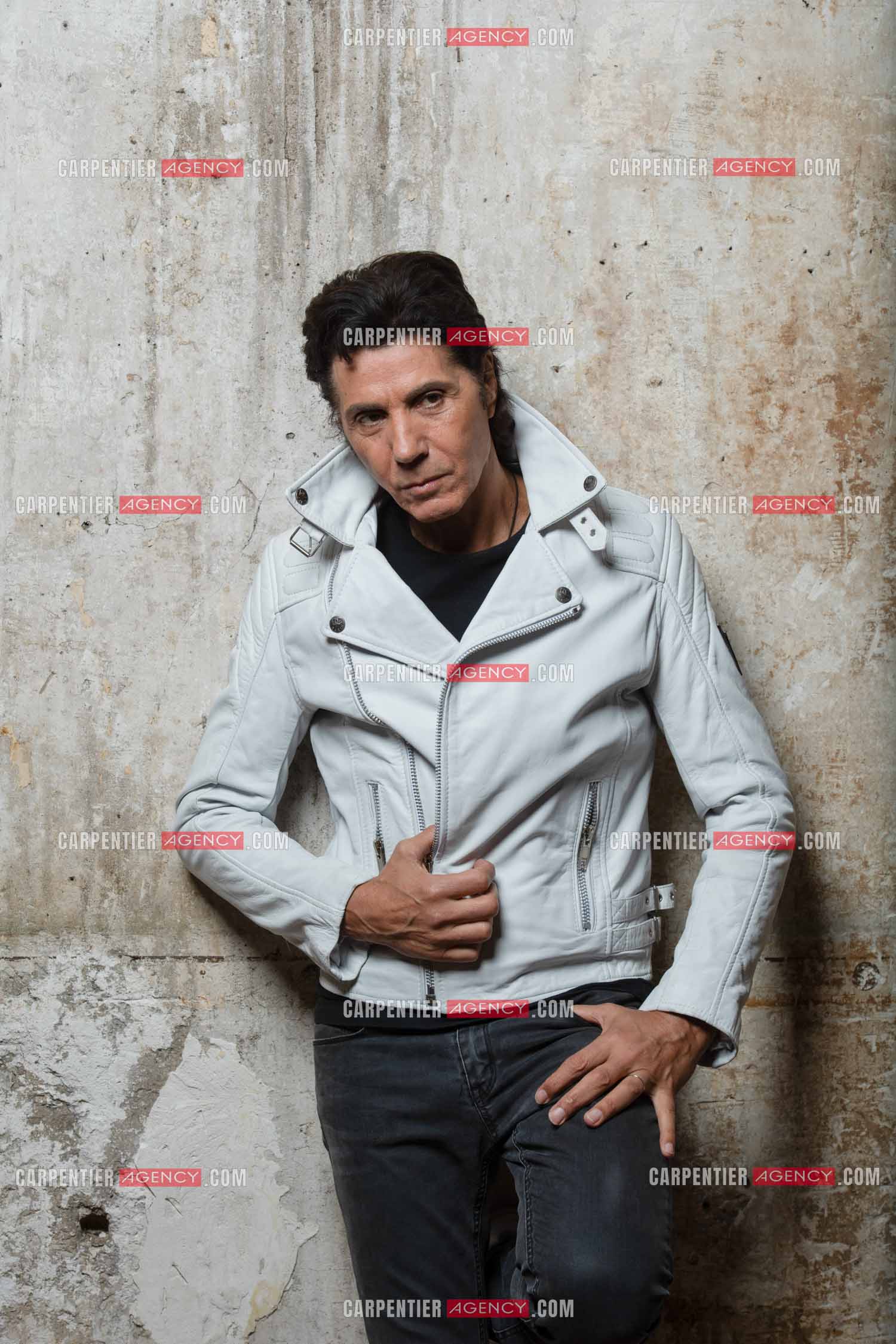 Le chanteur Jean-Luc Lahaye viens enfin d'obtenir de la part du juge l'autorisation de pouvoir se produire sur scène devant ses fans. Cela faisait presque trois années que Jean-Luc Lahaye avait été mis en examen pour viol et agression sexuelle de deux mineures, et avait été interdit par la juge d'instruction chargée des investigations de se produire en public.  ( Exclusif )