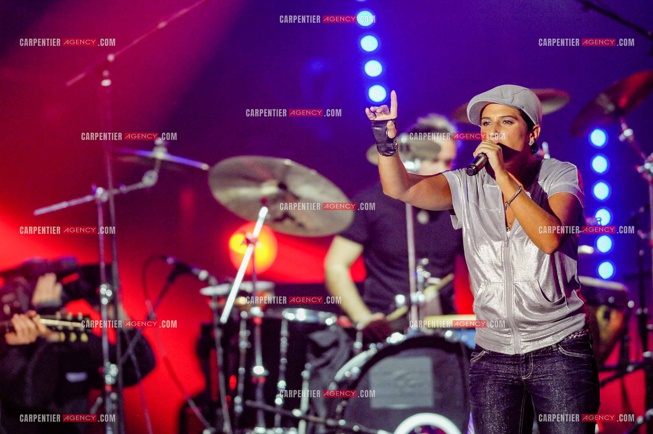 La chanteuse Diam's invitée aux Victoires de la musique en 2008 pour interpréter son titre “ Ma France à moi “. La rappeuse terminera son titre en étant émue aux larmes.