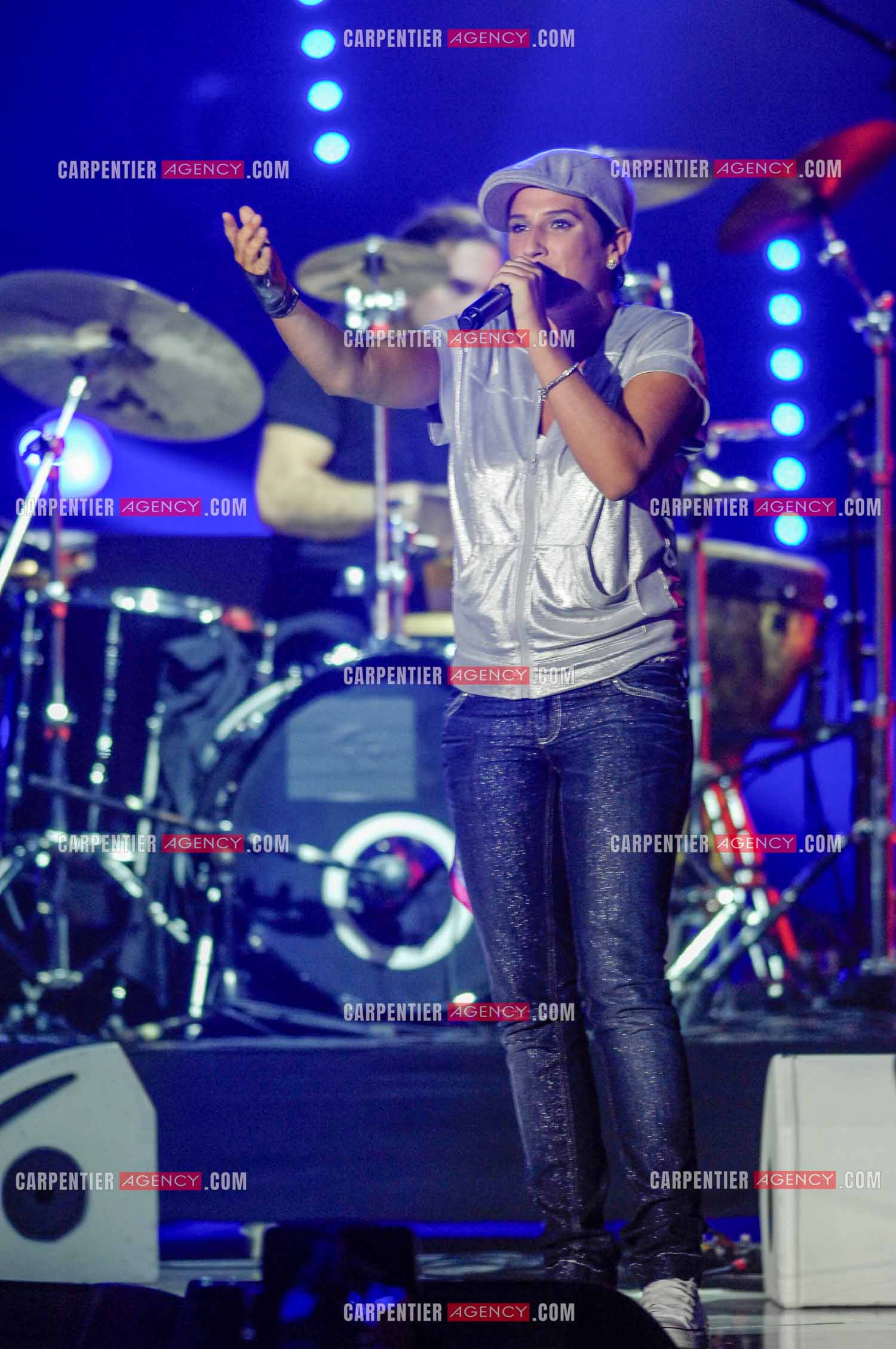 La chanteuse Diam's invitée aux Victoires de la musique en 2008 pour interpréter son titre “ Ma France à moi “. La rappeuse terminera son titre en étant émue aux larmes.