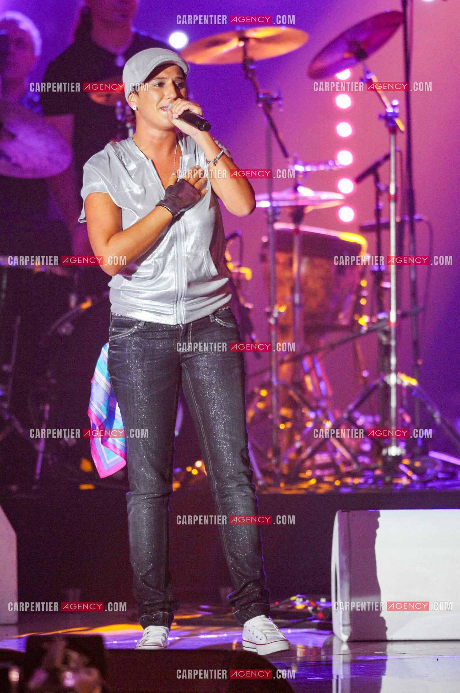 La chanteuse Diam's invitée aux Victoires de la musique en 2008 pour interpréter son titre “ Ma France à moi “. La rappeuse terminera son titre en étant émue aux larmes.