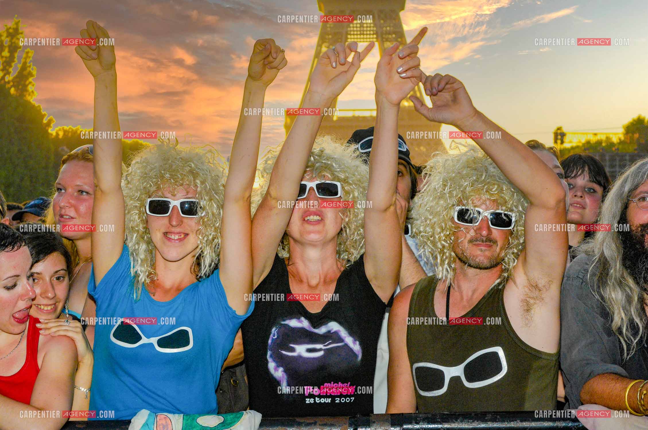 Le chanteur Michel Polnareff lors de son concert devant la Tour Eiffel pour le 14 juillet 2007. Fans regroupés devant la scène avec des banderoles pour l'ambiance.