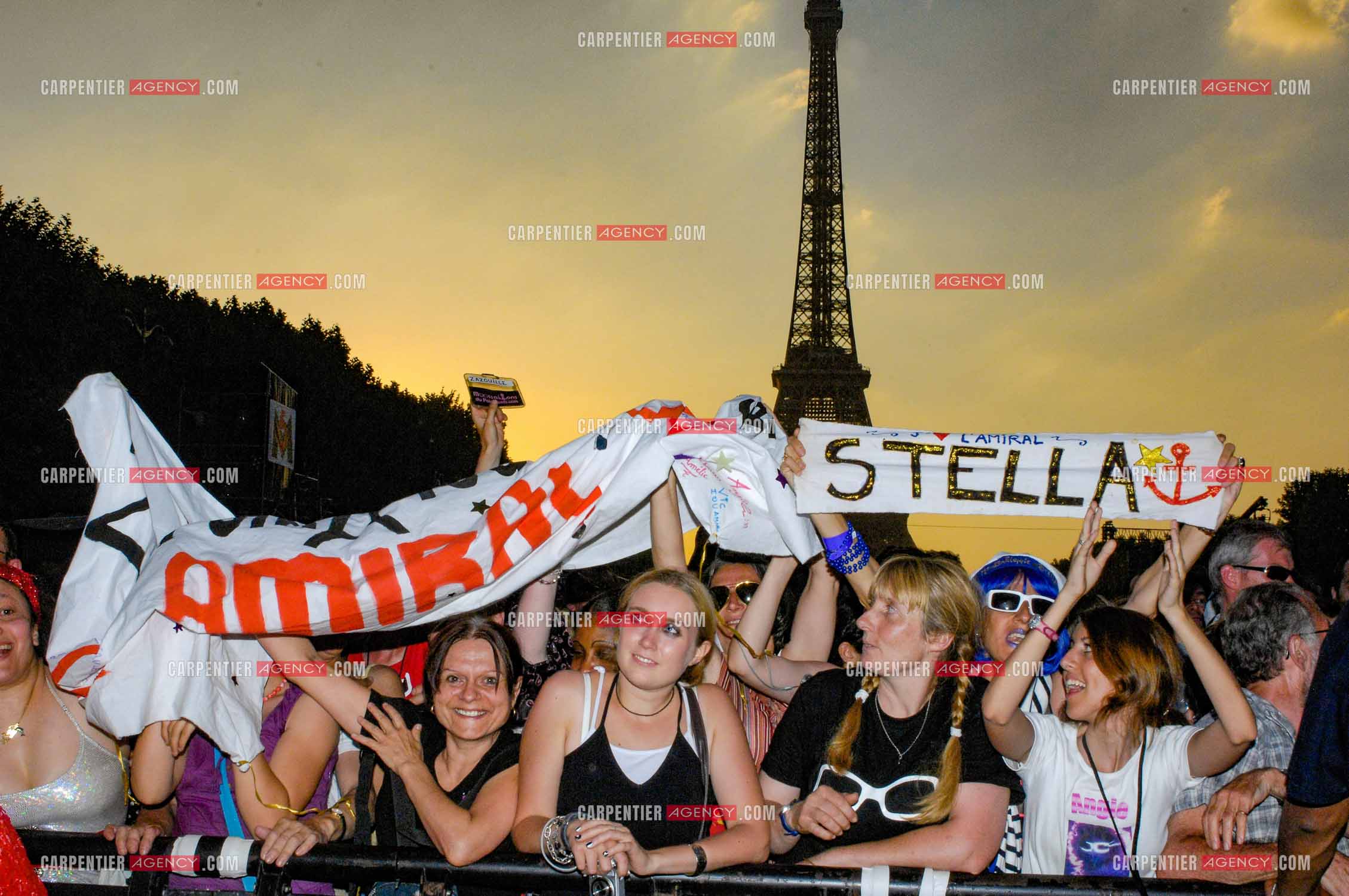 Le chanteur Michel Polnareff lors de son concert devant la Tour Eiffel pour le 14 juillet 2007. Fans regroupés devant la scène avec des banderoles pour l'ambiance.