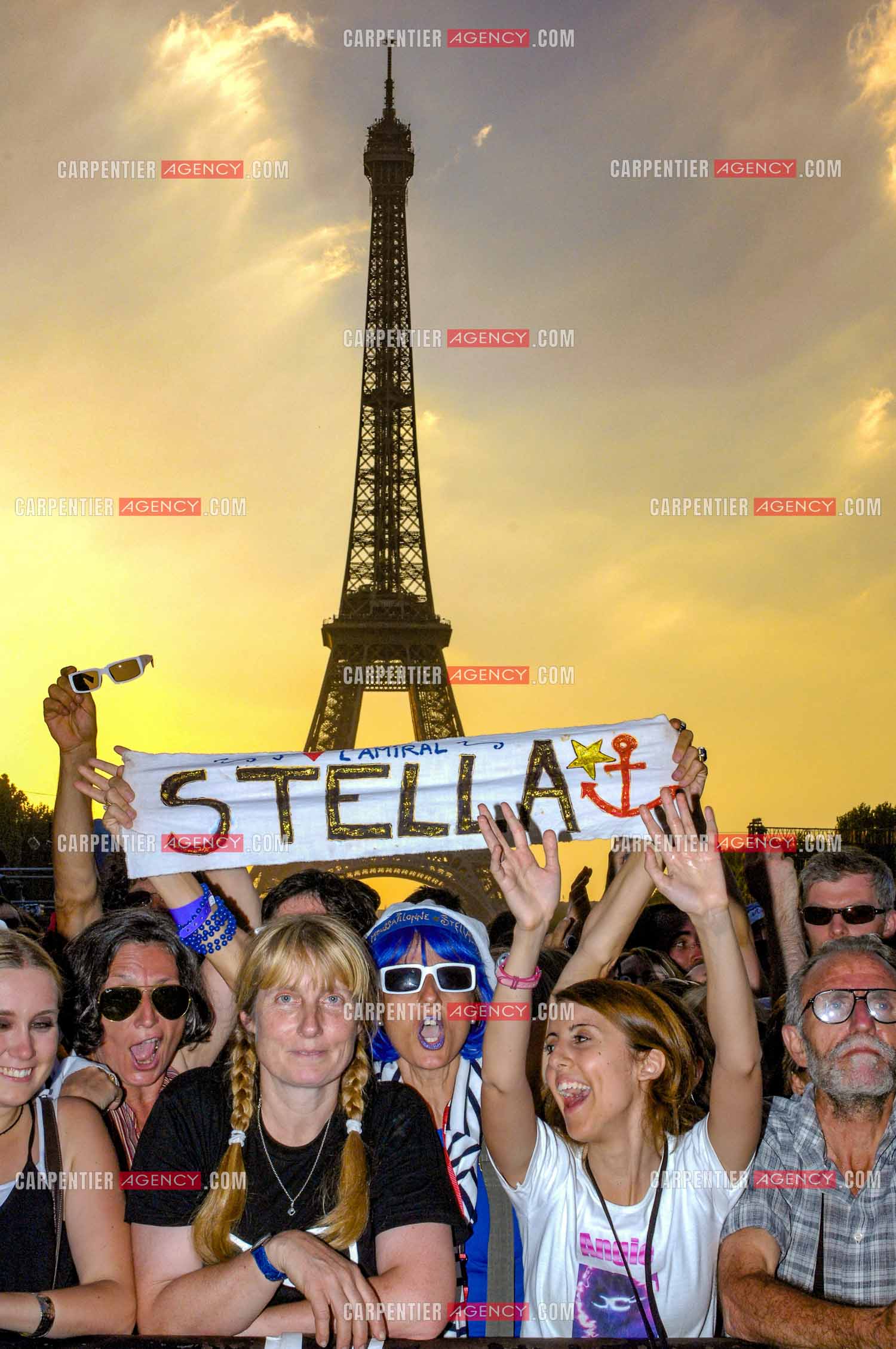 Le chanteur Michel Polnareff lors de son concert devant la Tour Eiffel pour le 14 juillet 2007. Fans regroupés devant la scène avec des banderoles pour l'ambiance.