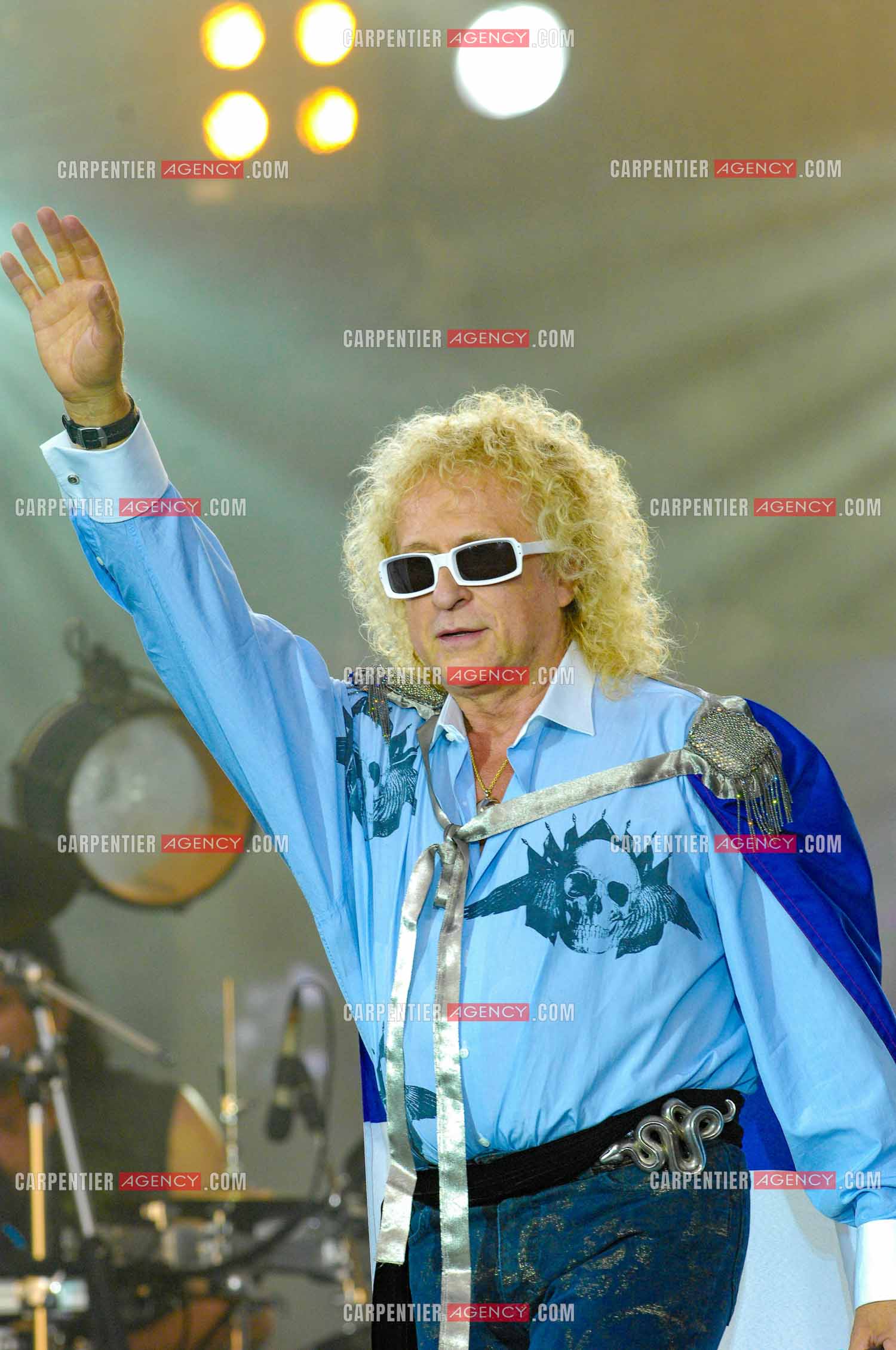 Le chanteur Michel Polnareff lors de son concert devant la Tour Eiffel pour le 14 juillet 2007. L'entrée en scène de Michel Polnareff avec le drapeau Français autour du cou.