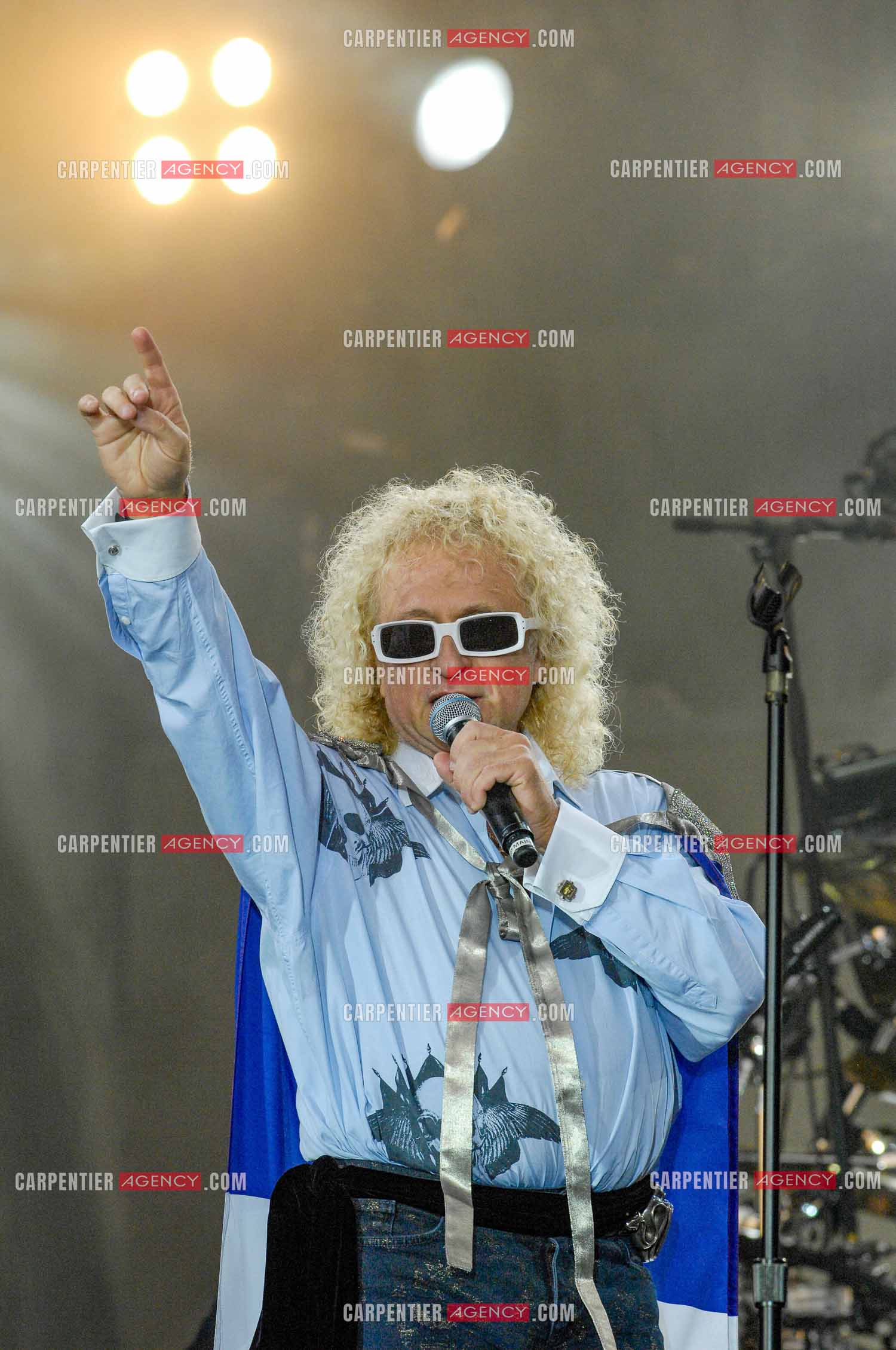 Le chanteur Michel Polnareff lors de son concert devant la Tour Eiffel pour le 14 juillet 2007. L'entrée en scène de Michel Polnareff avec le drapeau Français autour du cou.