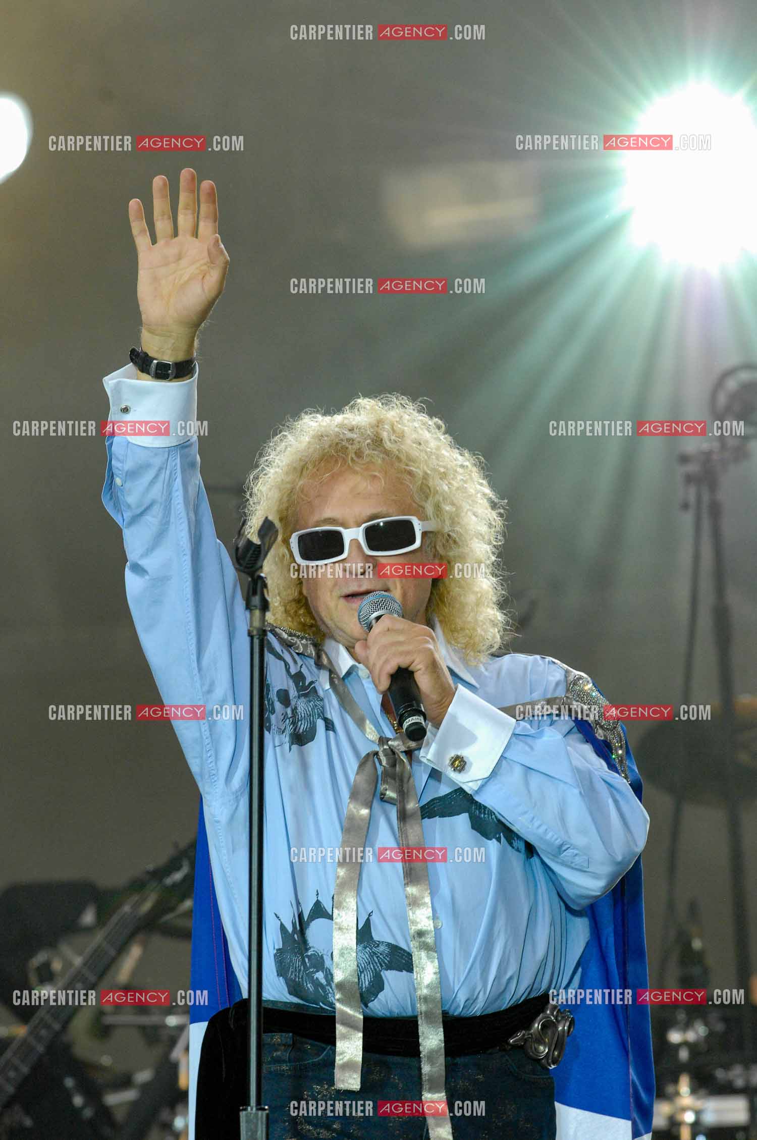 Le chanteur Michel Polnareff lors de son concert devant la Tour Eiffel pour le 14 juillet 2007. L'entrée en scène de Michel Polnareff avec le drapeau Français autour du cou.