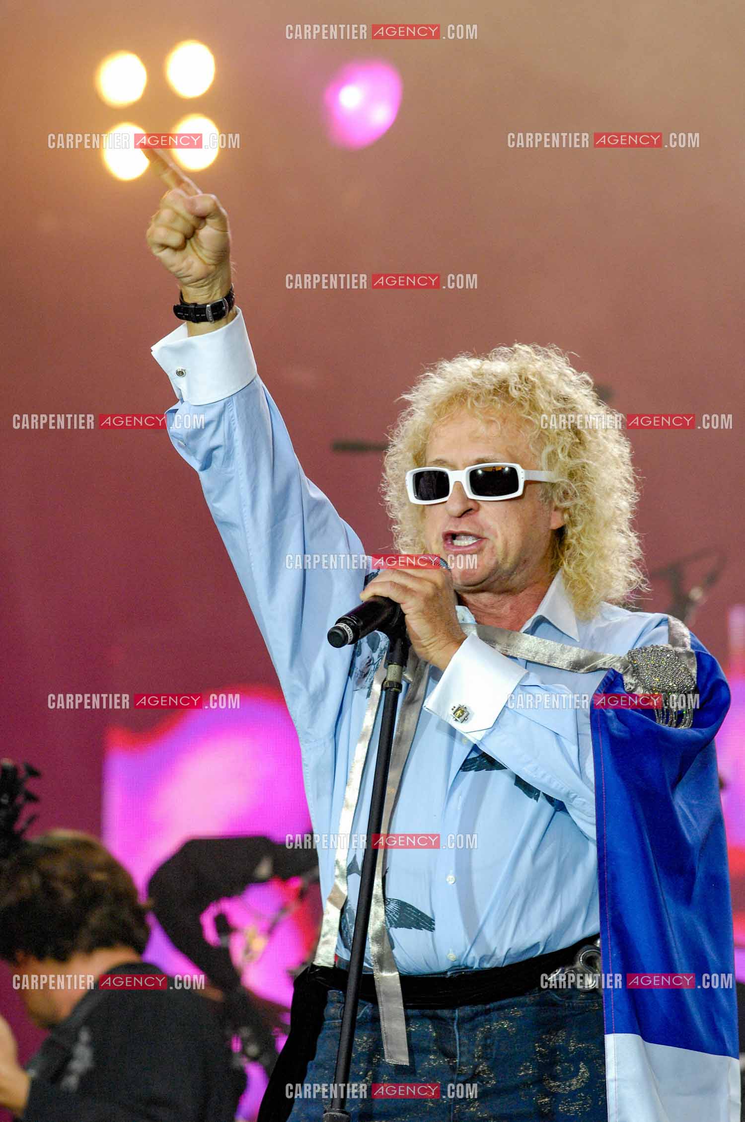 Le chanteur Michel Polnareff lors de son concert devant la Tour Eiffel pour le 14 juillet 2007. L'entrée en scène de Michel Polnareff avec le drapeau Français autour du cou.