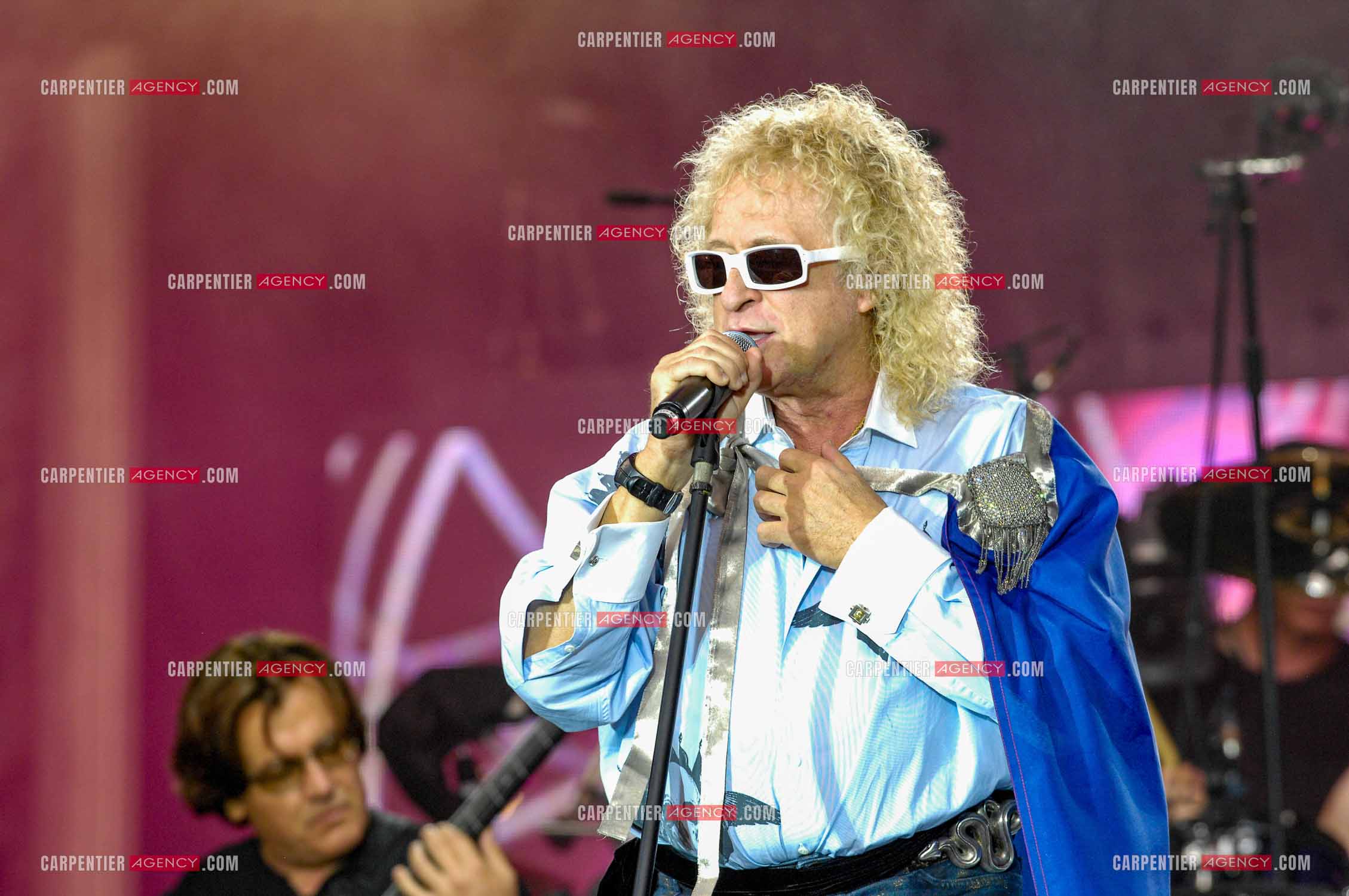 Le chanteur Michel Polnareff lors de son concert devant la Tour Eiffel pour le 14 juillet 2007. L'entrée en scène de Michel Polnareff avec le drapeau Français autour du cou.