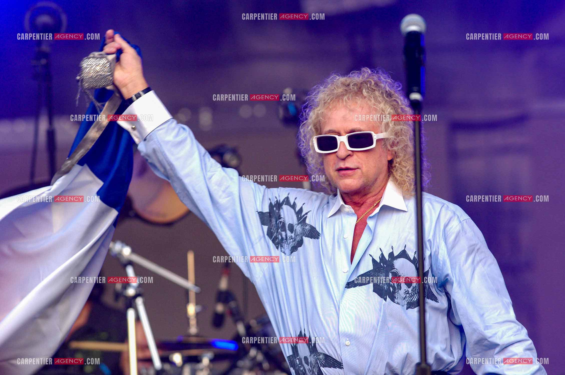 Le chanteur Michel Polnareff lors de son concert devant la Tour Eiffel pour le 14 juillet 2007. L'entrée en scène de Michel Polnareff avec le drapeau Français autour du cou.