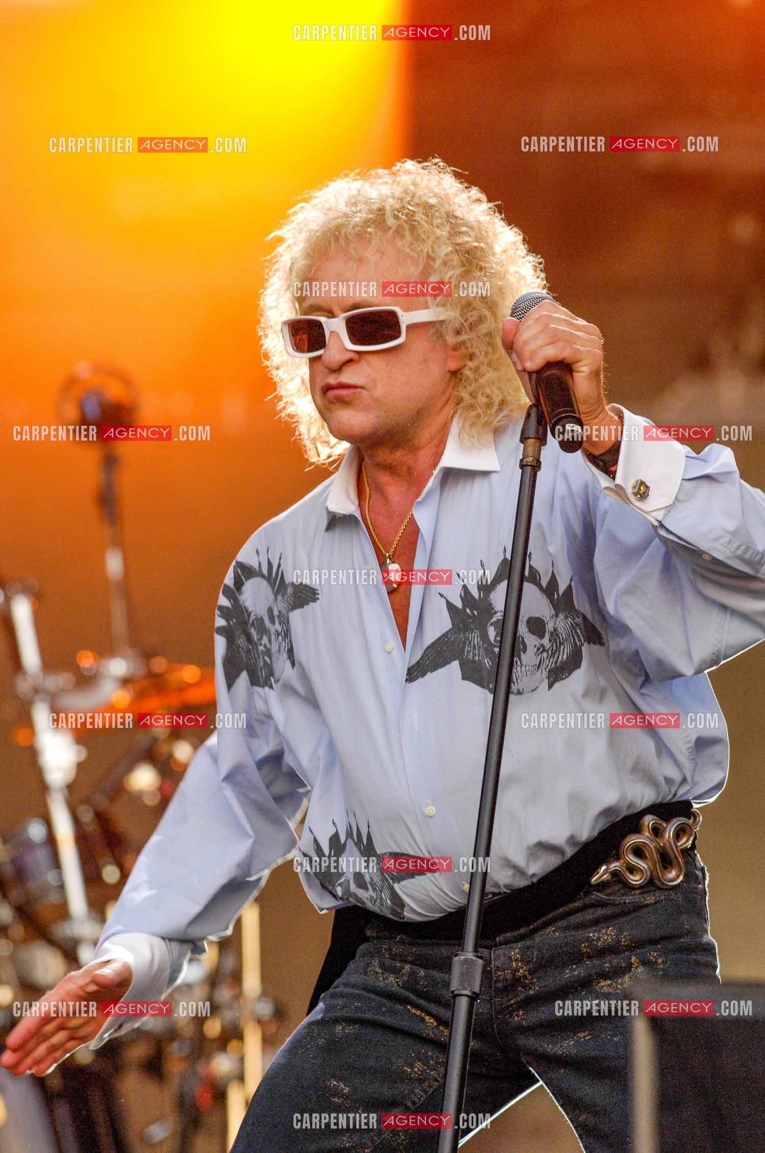 Le chanteur Michel Polnareff lors de son concert devant la Tour Eiffel pour le 14 juillet 2007.