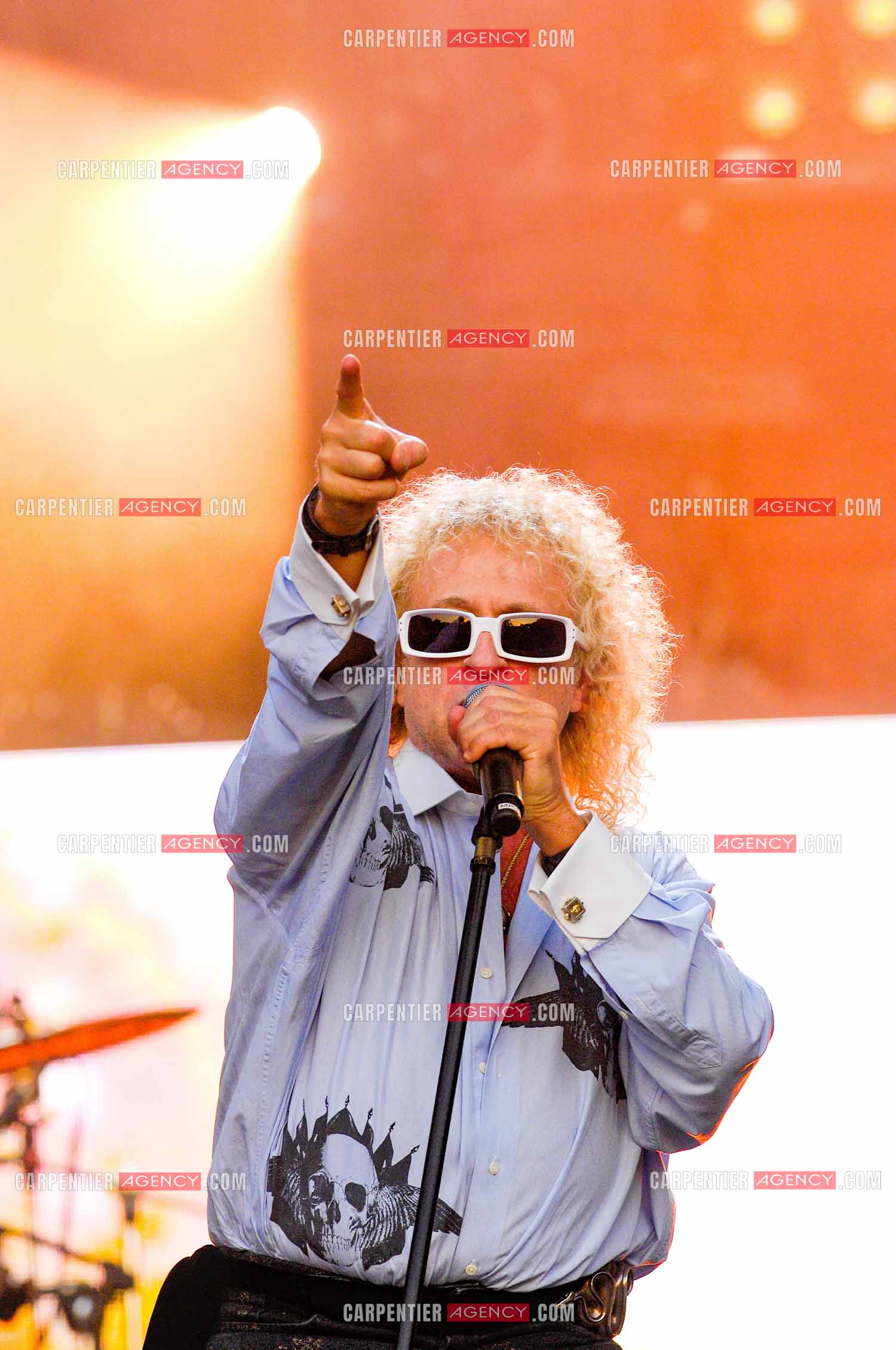 Le chanteur Michel Polnareff lors de son concert devant la Tour Eiffel pour le 14 juillet 2007.