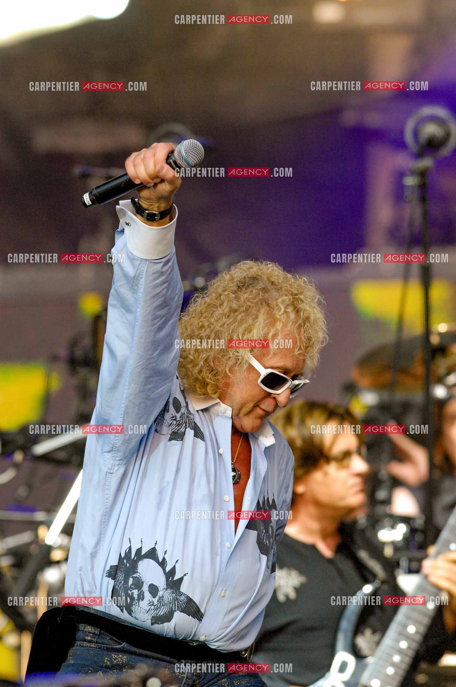 Le chanteur Michel Polnareff lors de son concert devant la Tour Eiffel pour le 14 juillet 2007.