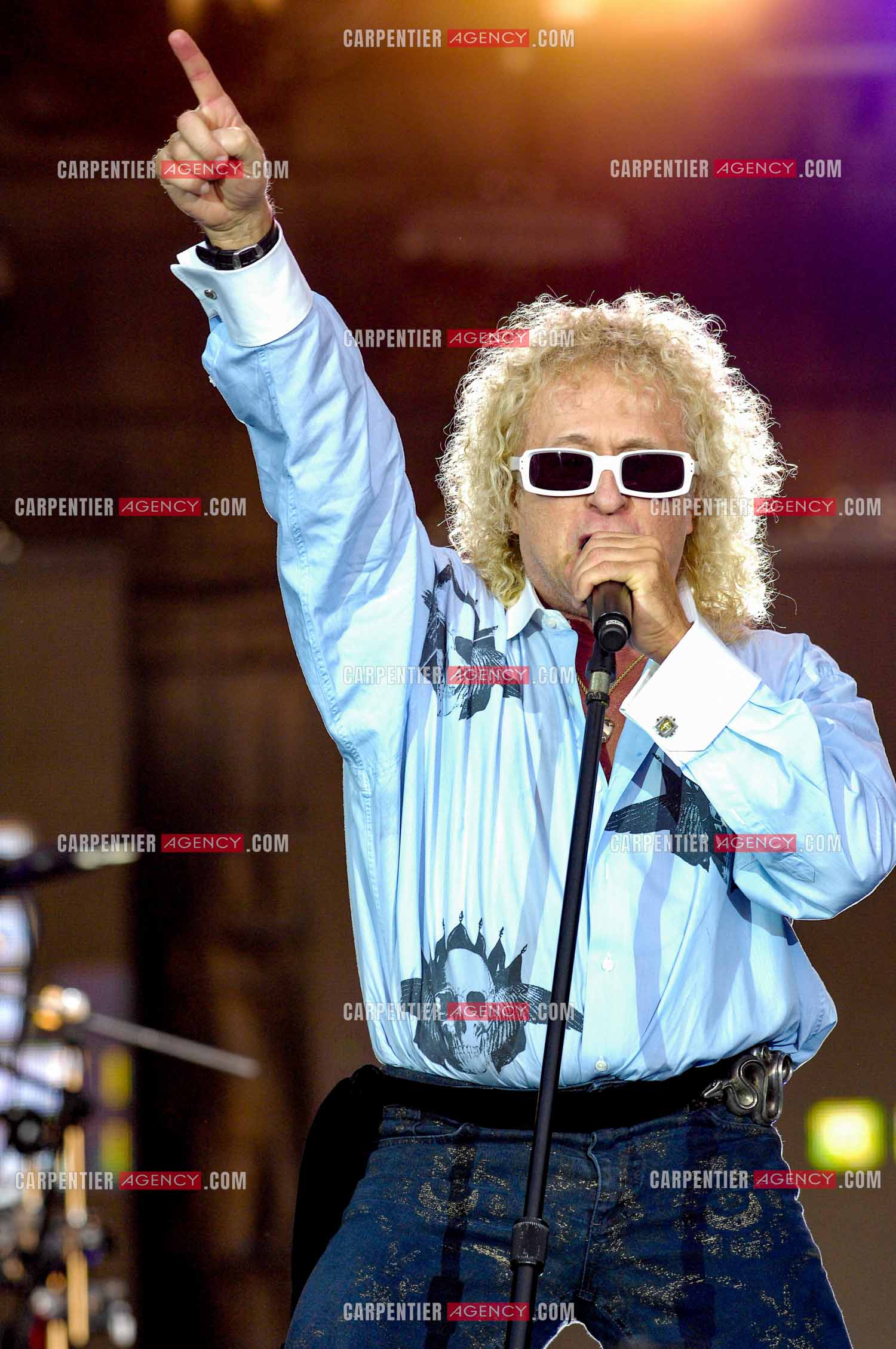 Le chanteur Michel Polnareff lors de son concert devant la Tour Eiffel pour le 14 juillet 2007.