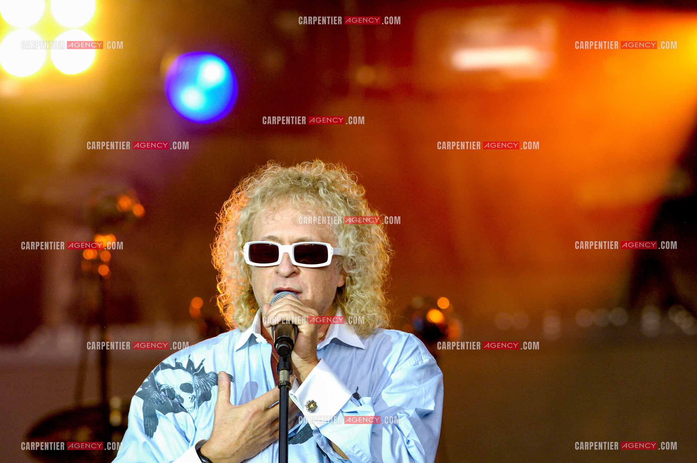 Le chanteur Michel Polnareff lors de son concert devant la Tour Eiffel pour le 14 juillet 2007.