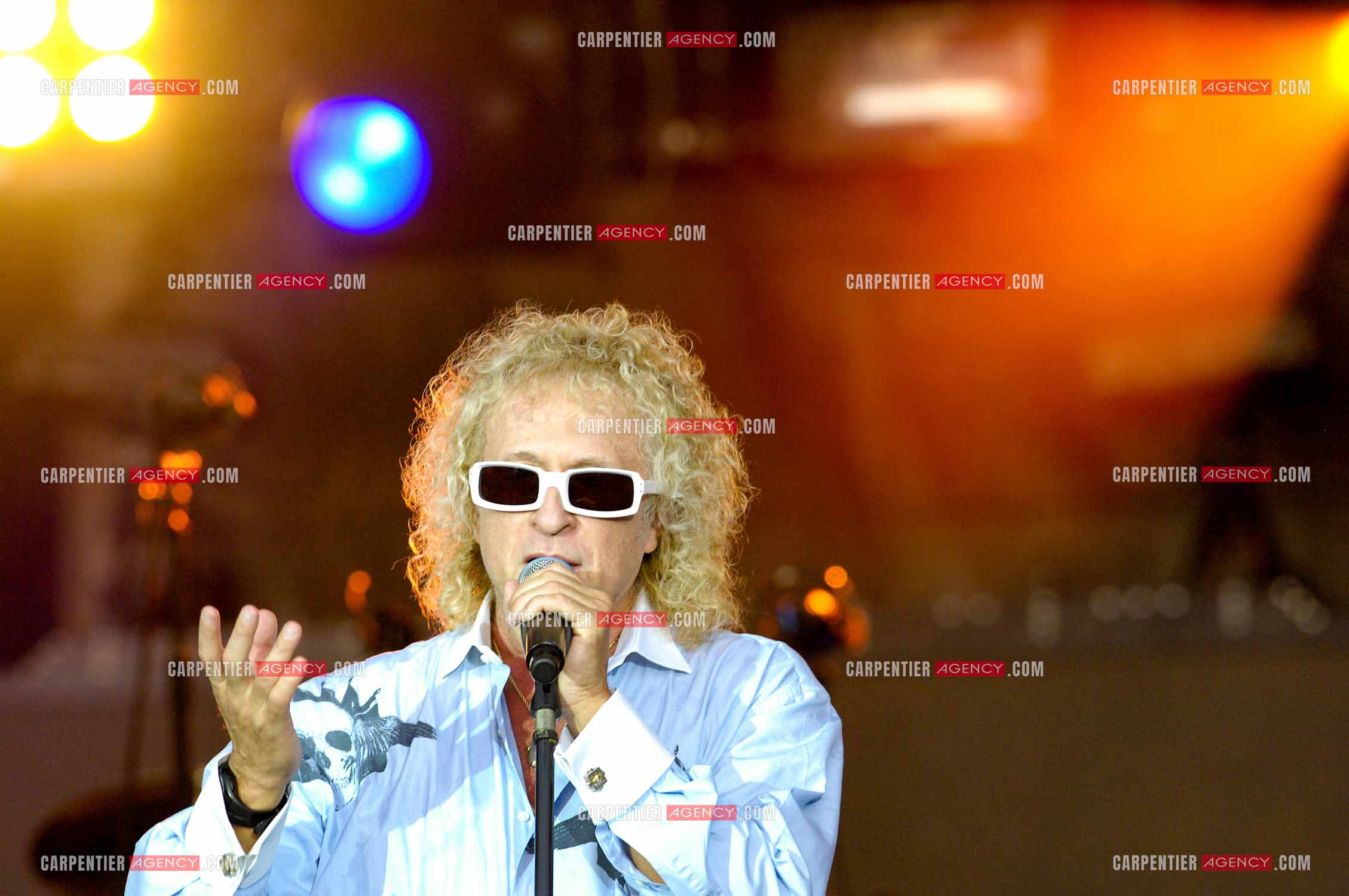 Le chanteur Michel Polnareff lors de son concert devant la Tour Eiffel pour le 14 juillet 2007.